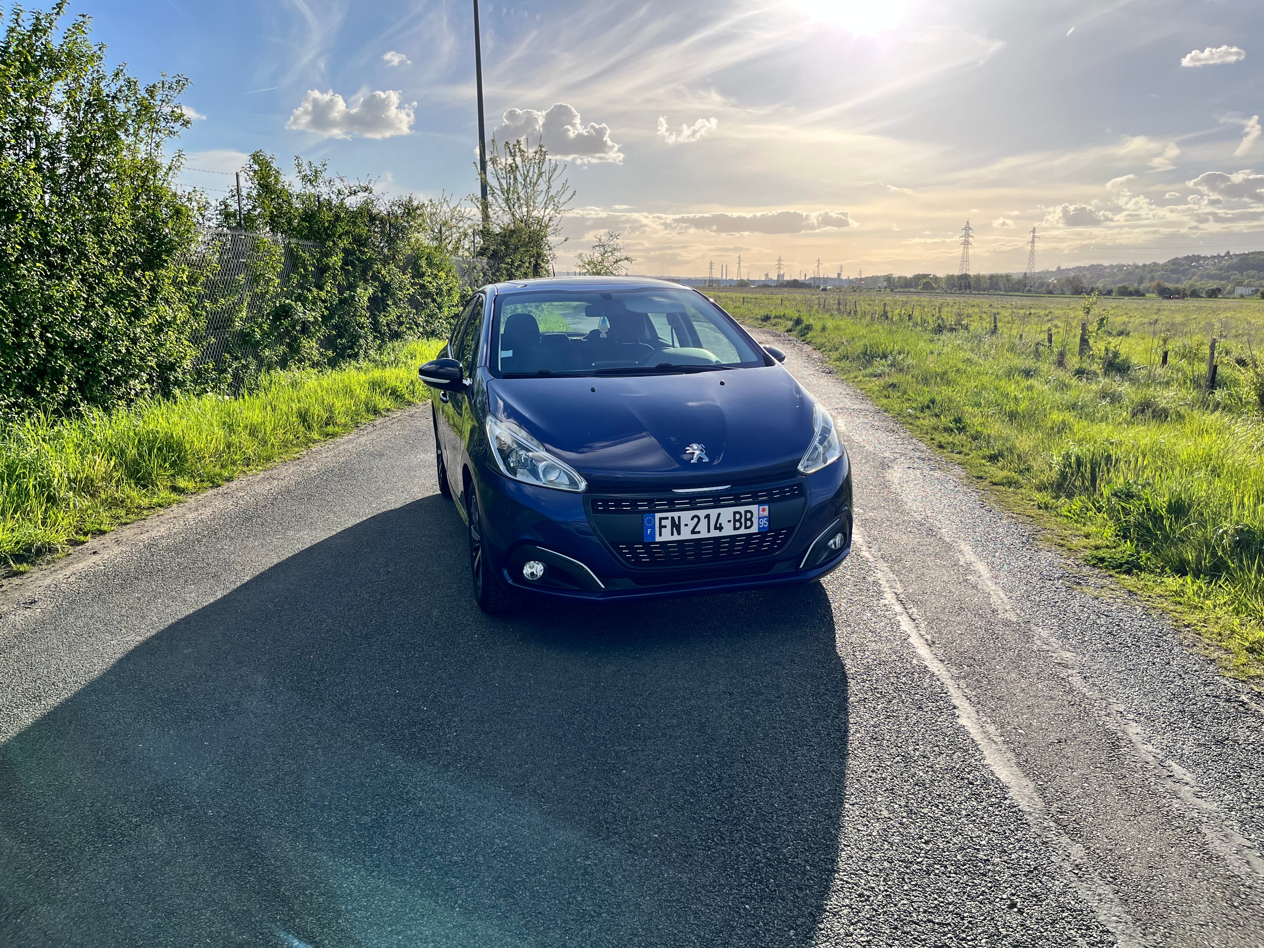 Peugeot 208 • Apple CarPlay • Toit panoramique • Sièges chauffants avec Android Auto