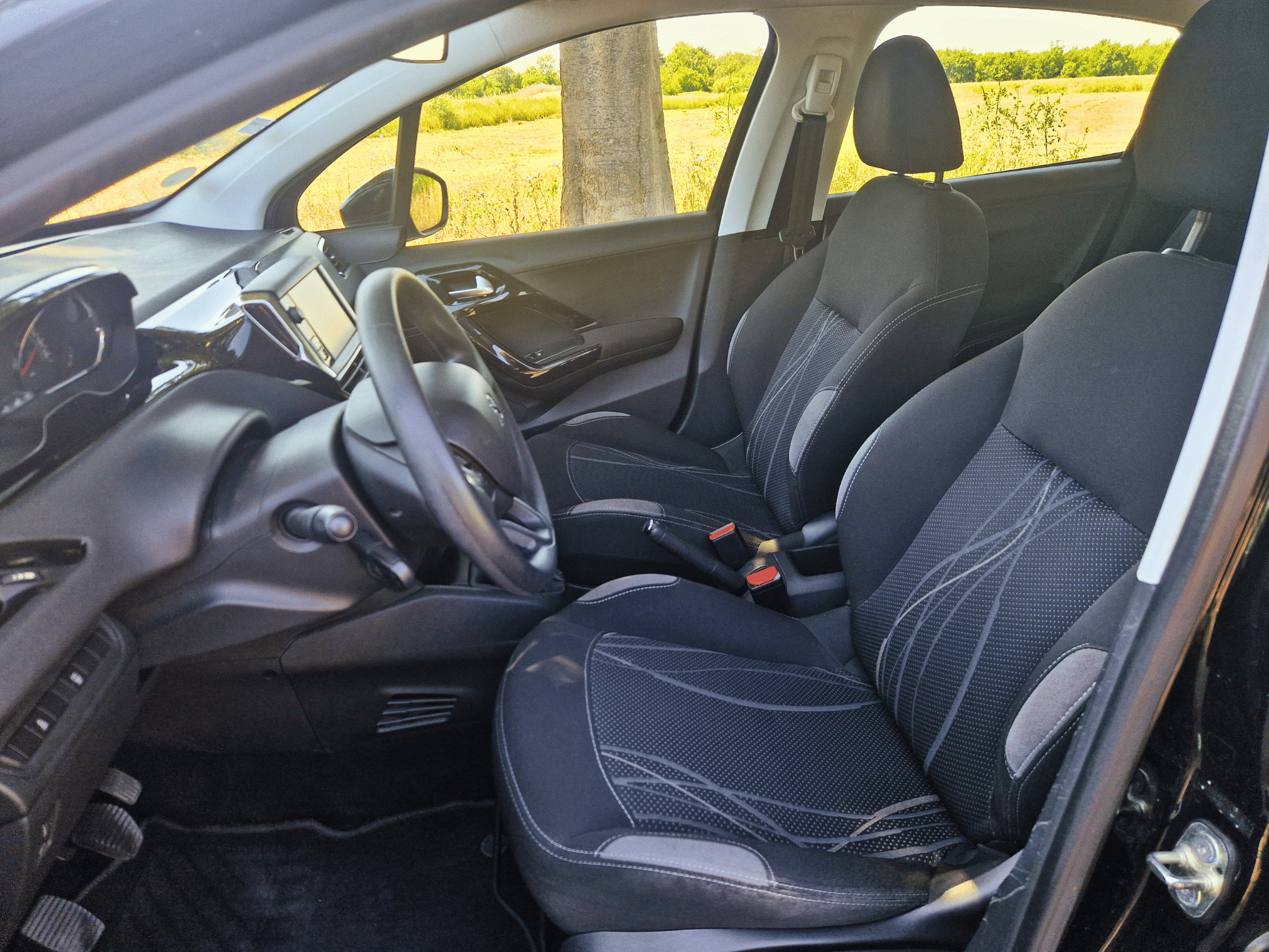 Peugeot 208 avec Autoradio