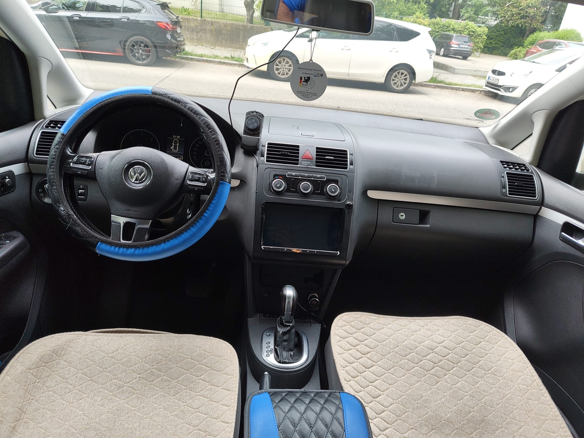 Volkswagen Touran mit Navigationsgerät