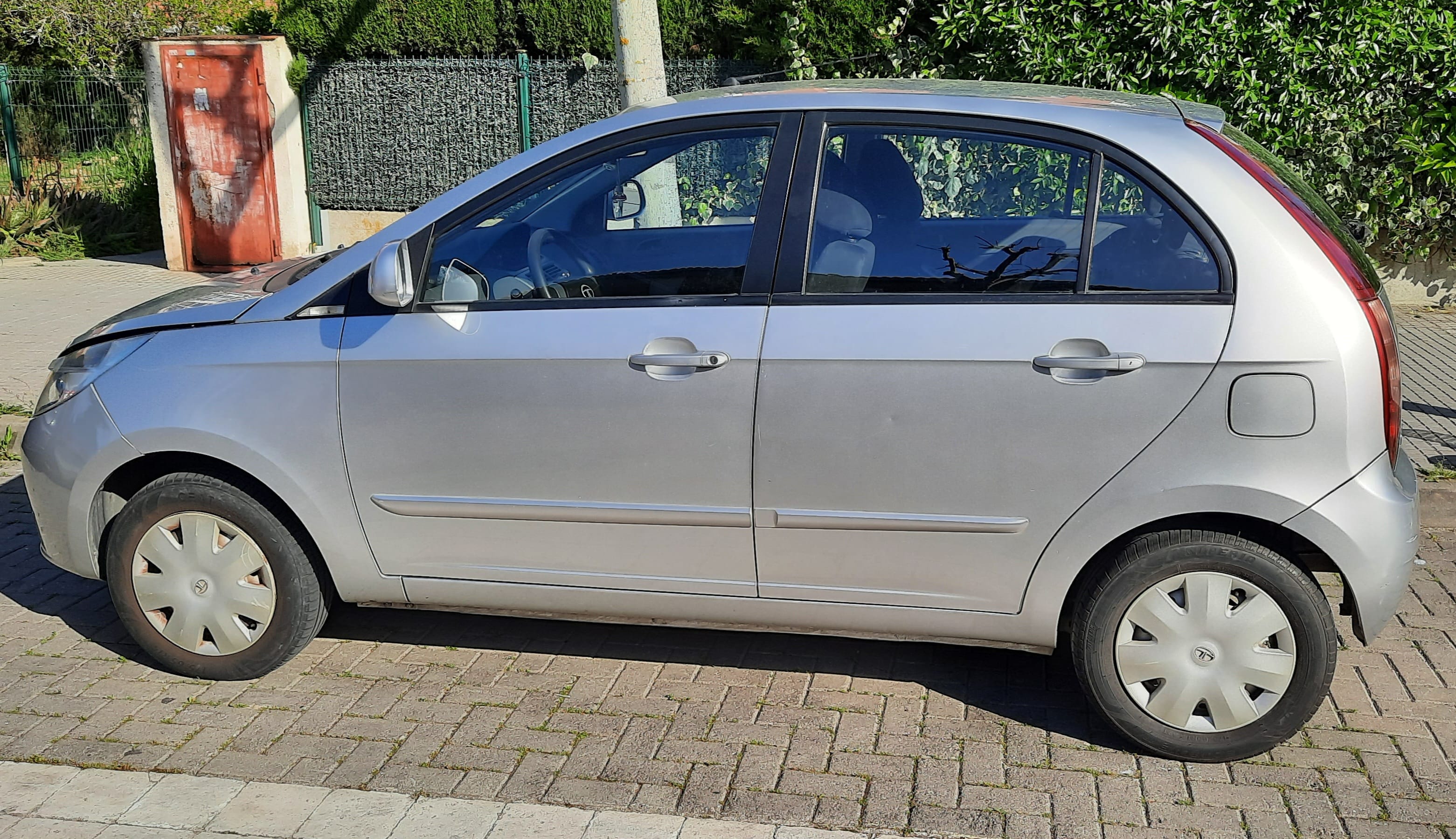 Tata Motors Indica con Silla infantil