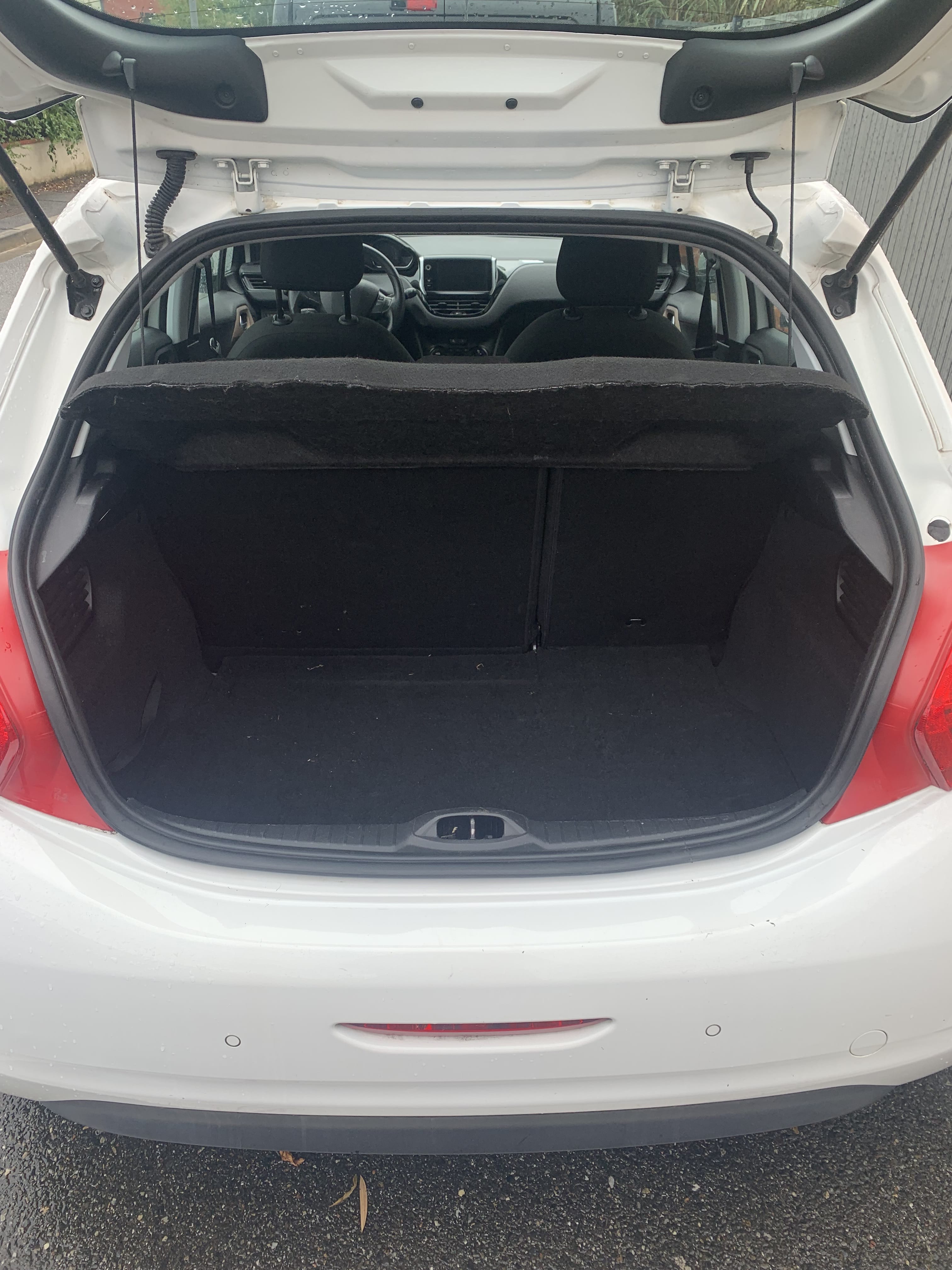Peugeot 208 Accès facile Métro – Économique with Audio / iPod input