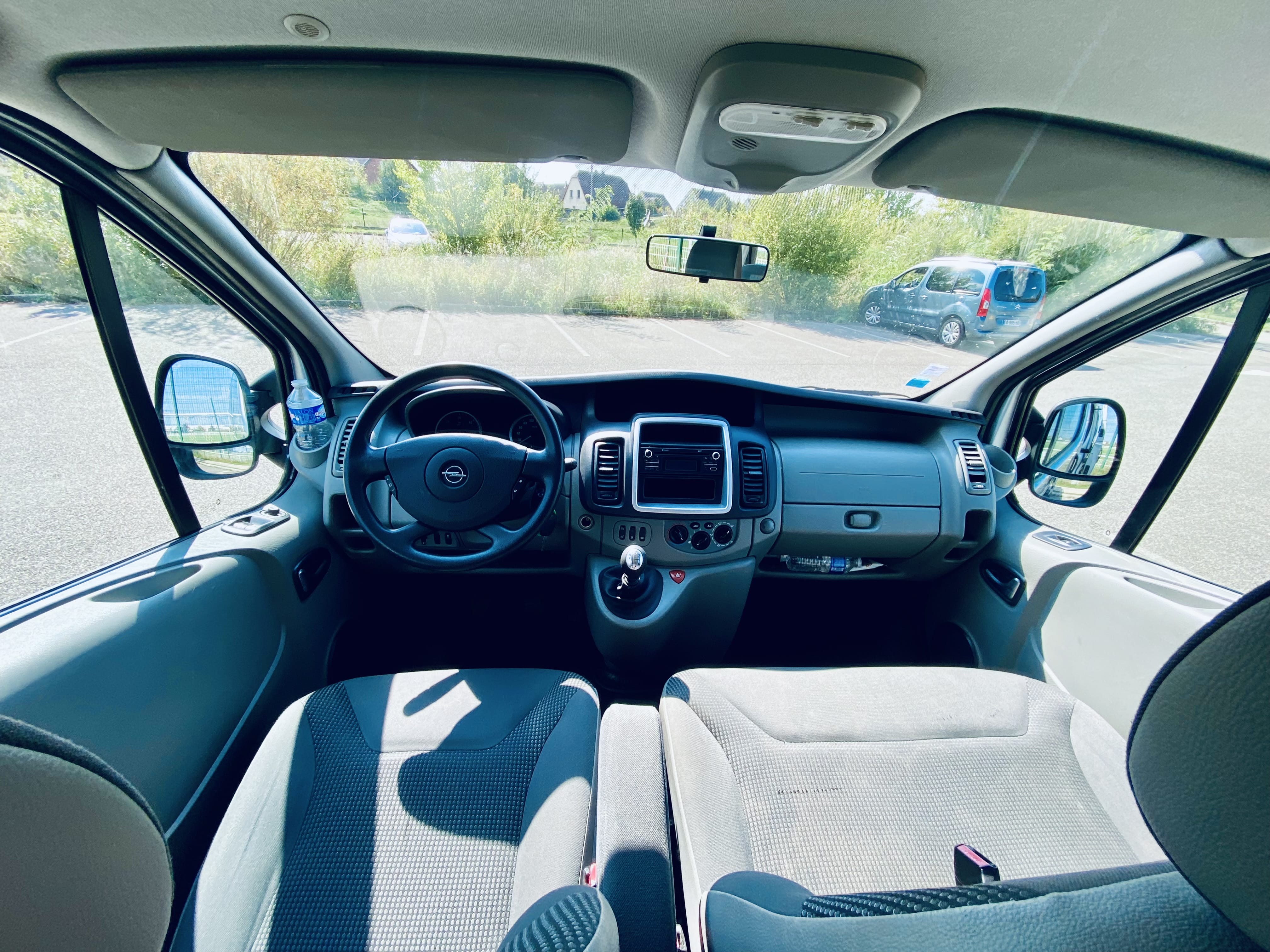 Opel Vivaro Combi avec Pneus neige