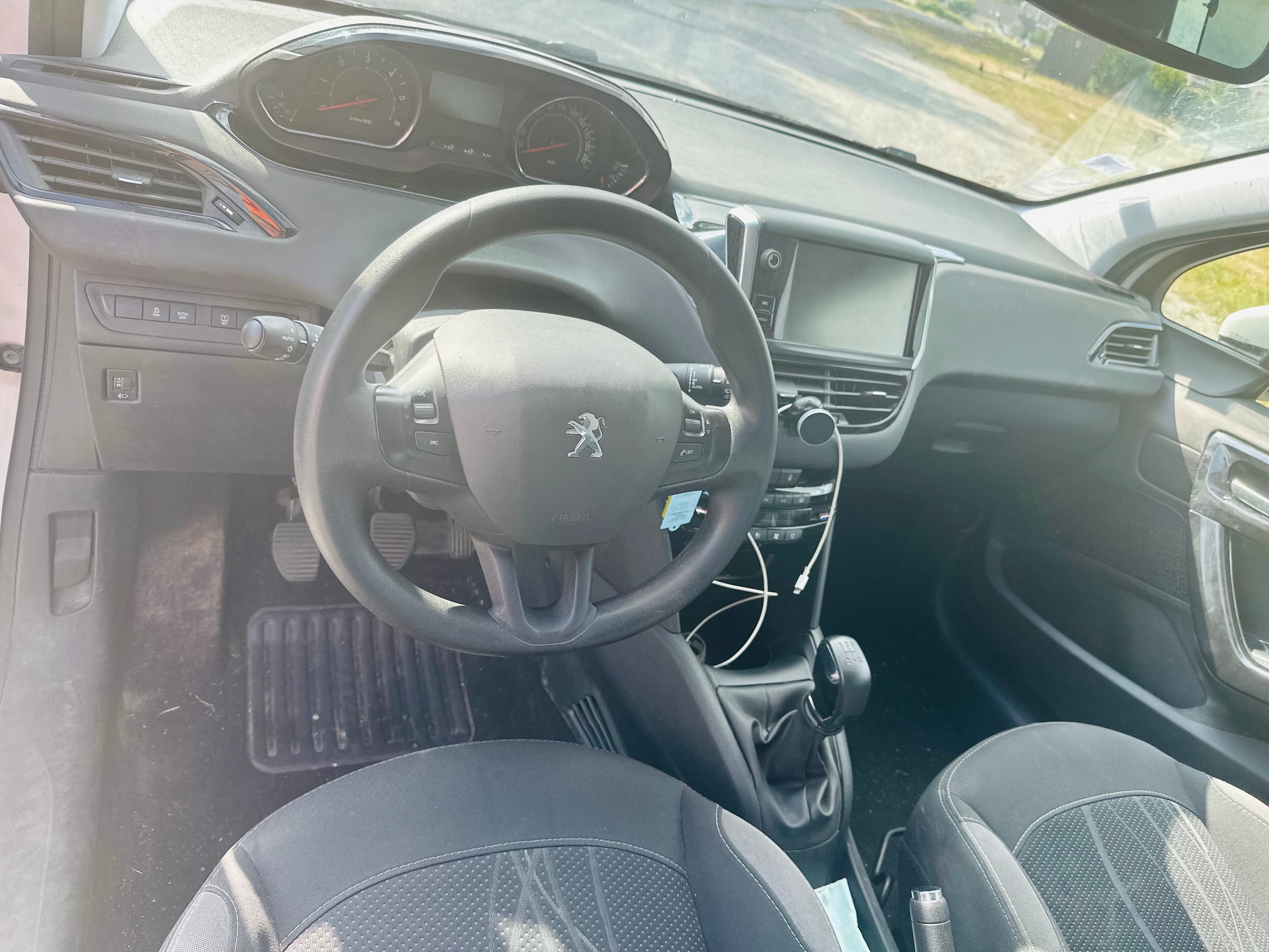 Peugeot 208 avec Siège bébé