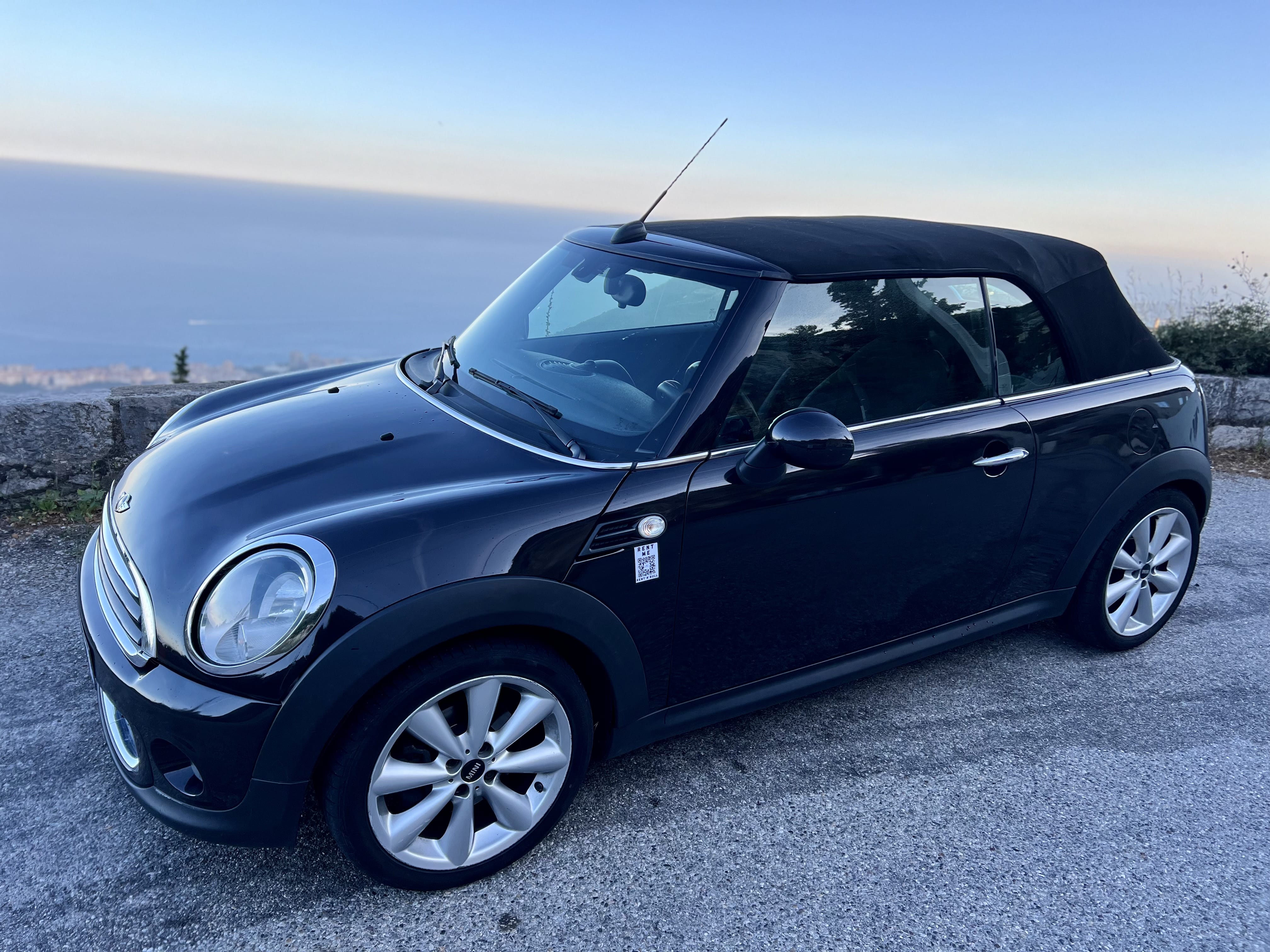 Mini Cabriolet Red hot automatique with Audio / iPod input