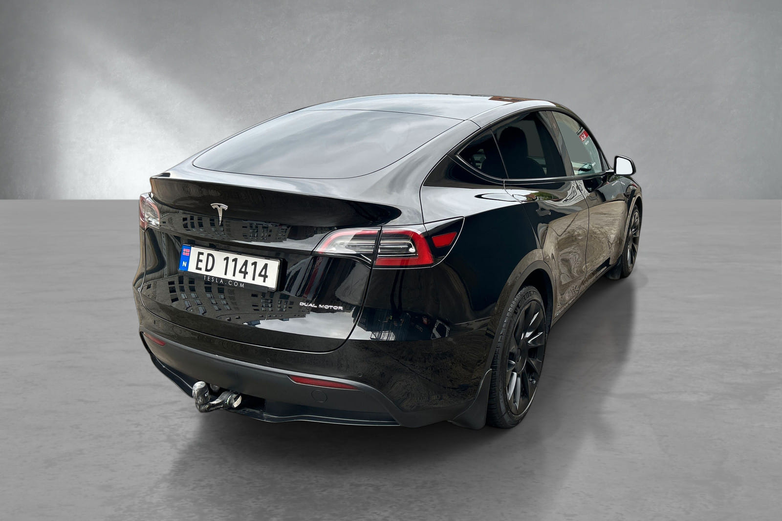 Tesla Model Y Long Range mit Navigationsgerät