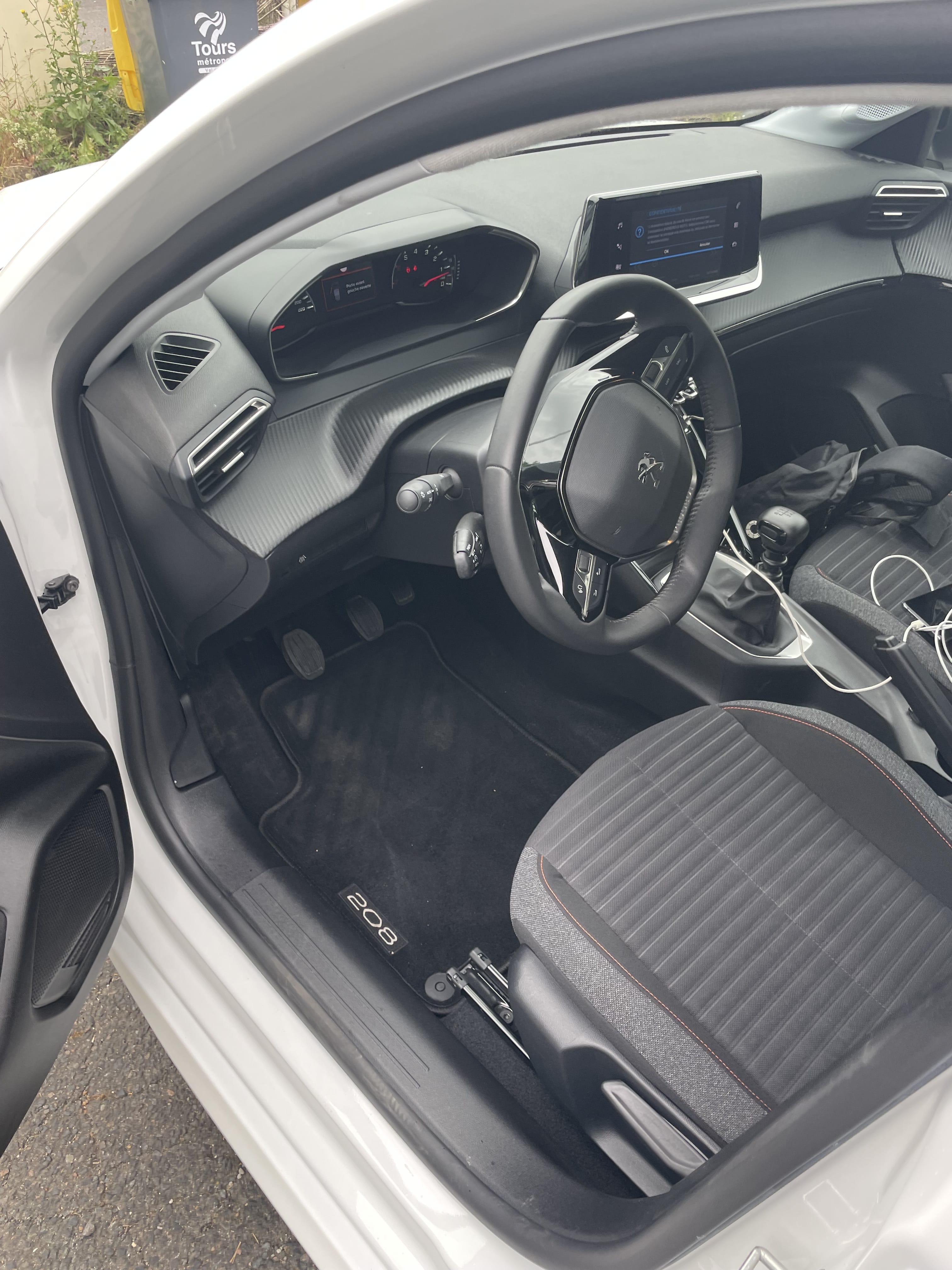 Peugeot 208 avec Apple CarPlay