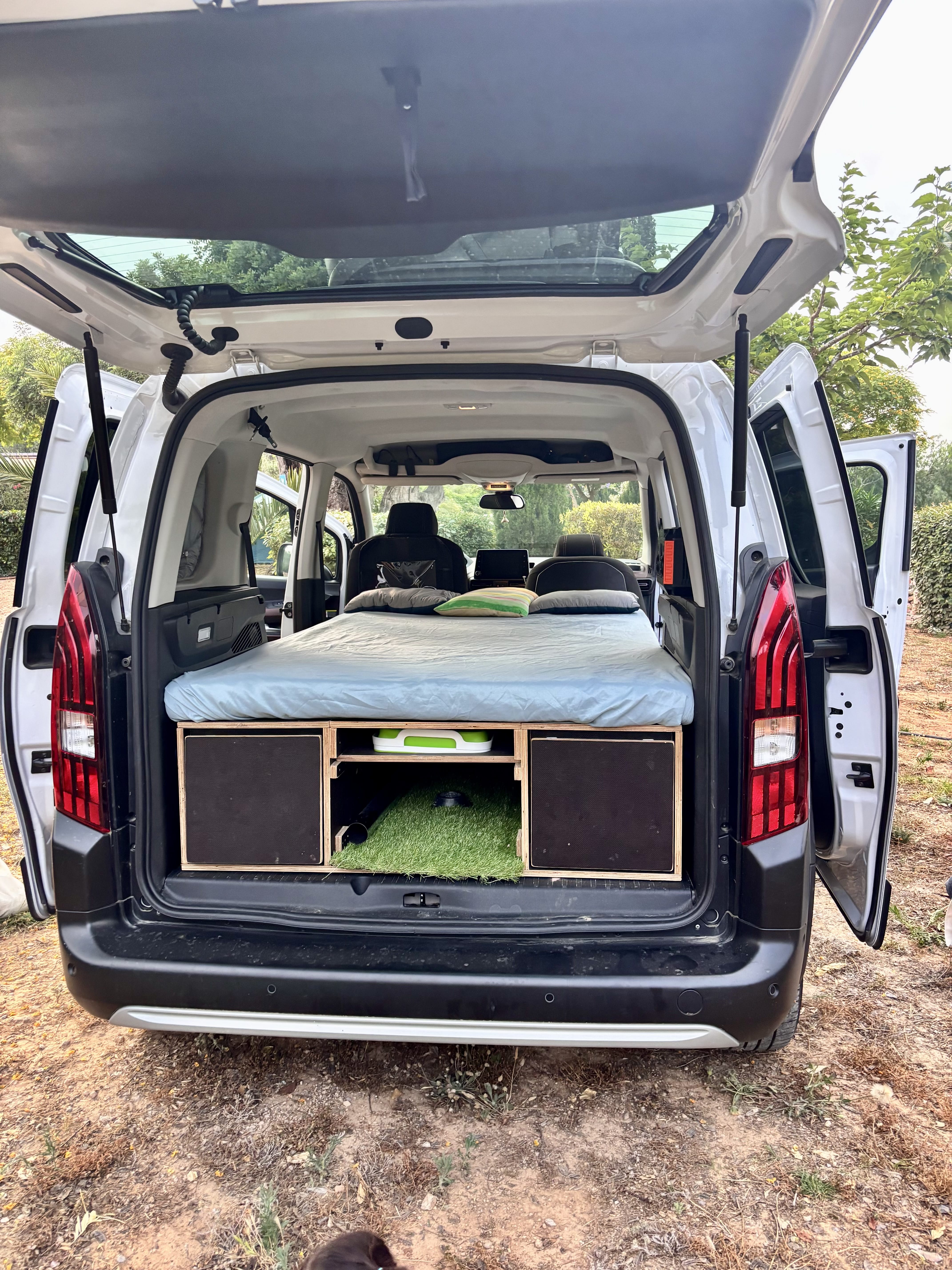 Peugeot e-Rifter Minivan con Silla infantil