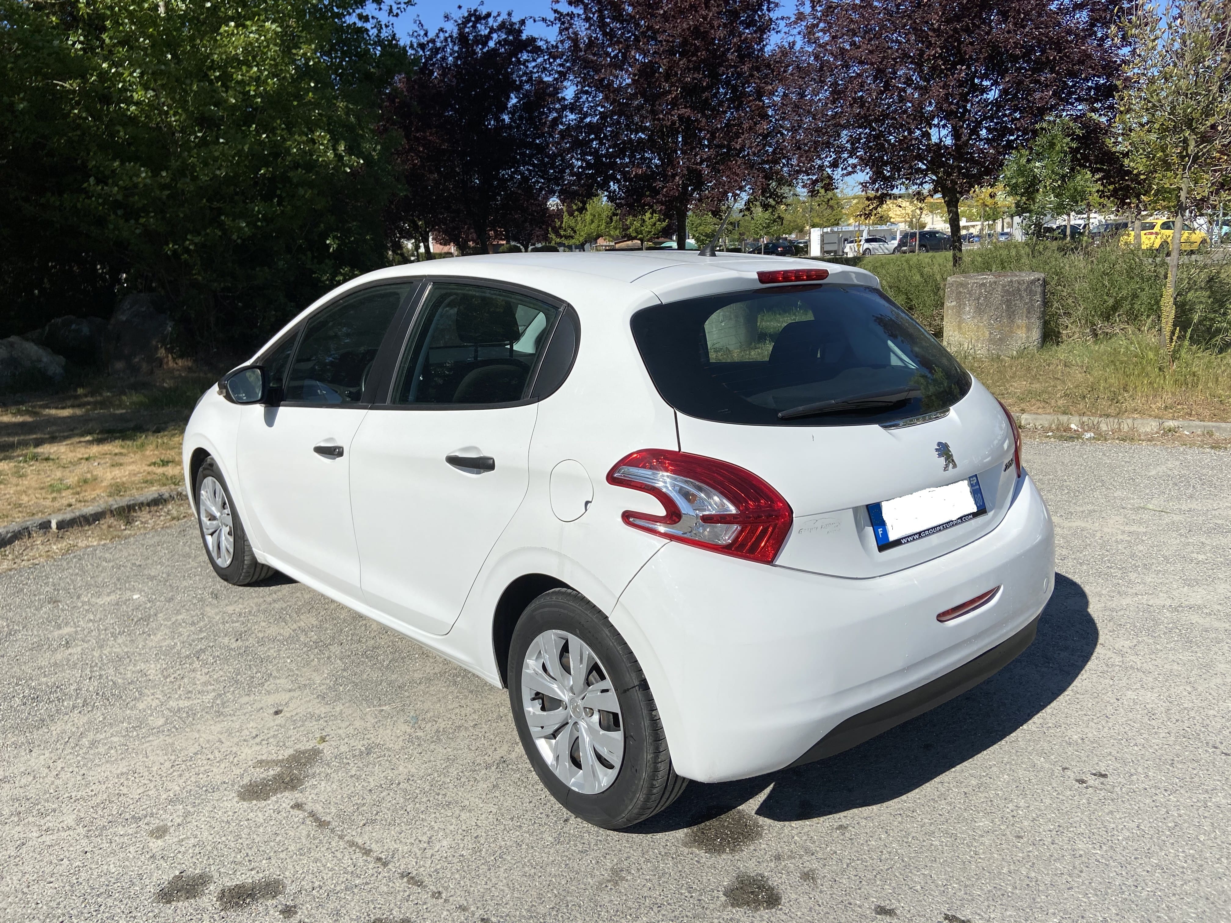 Peugeot 208 (CQ478GT)