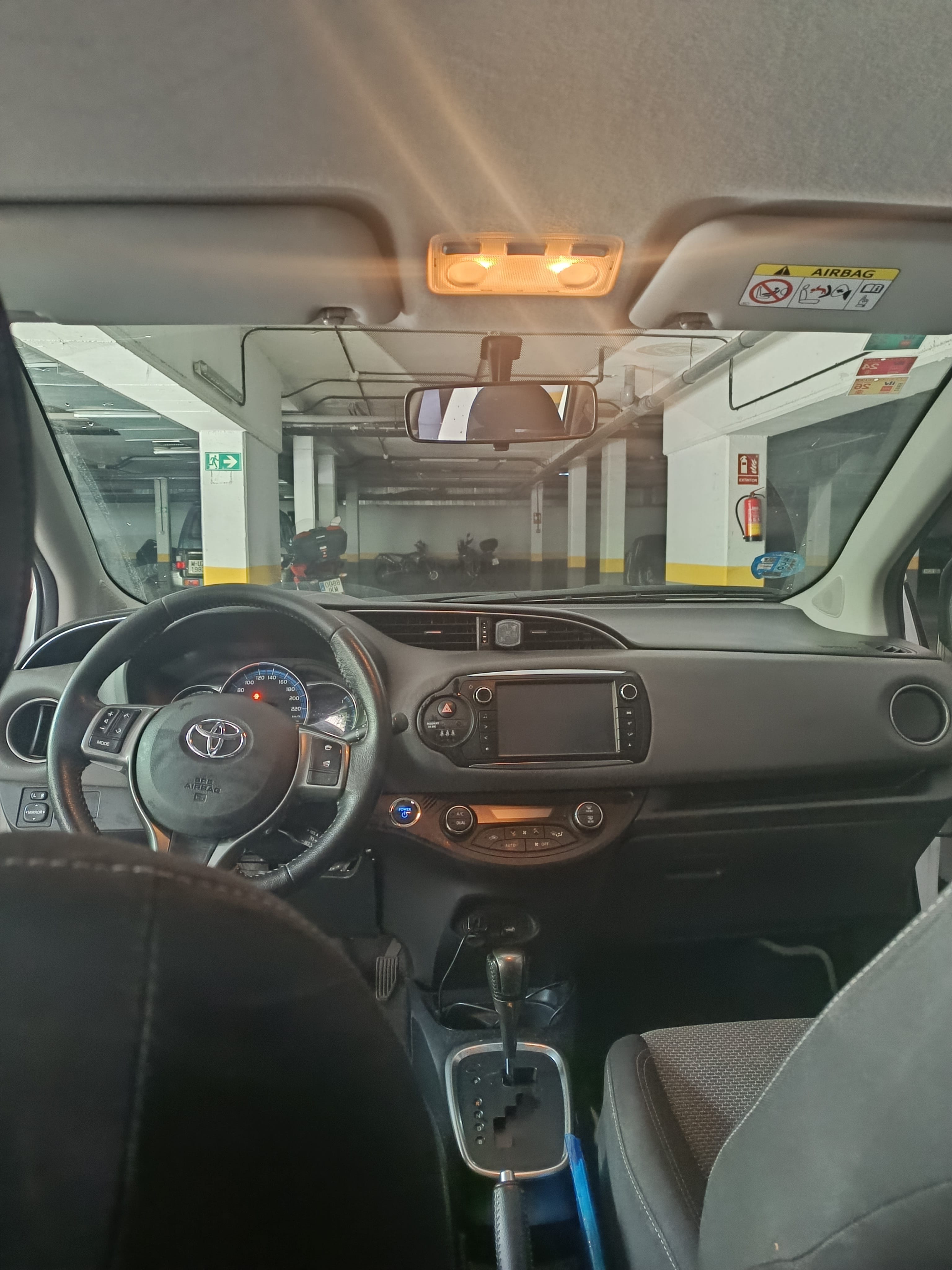 Toyota Yaris Híbrido con Silla infantil