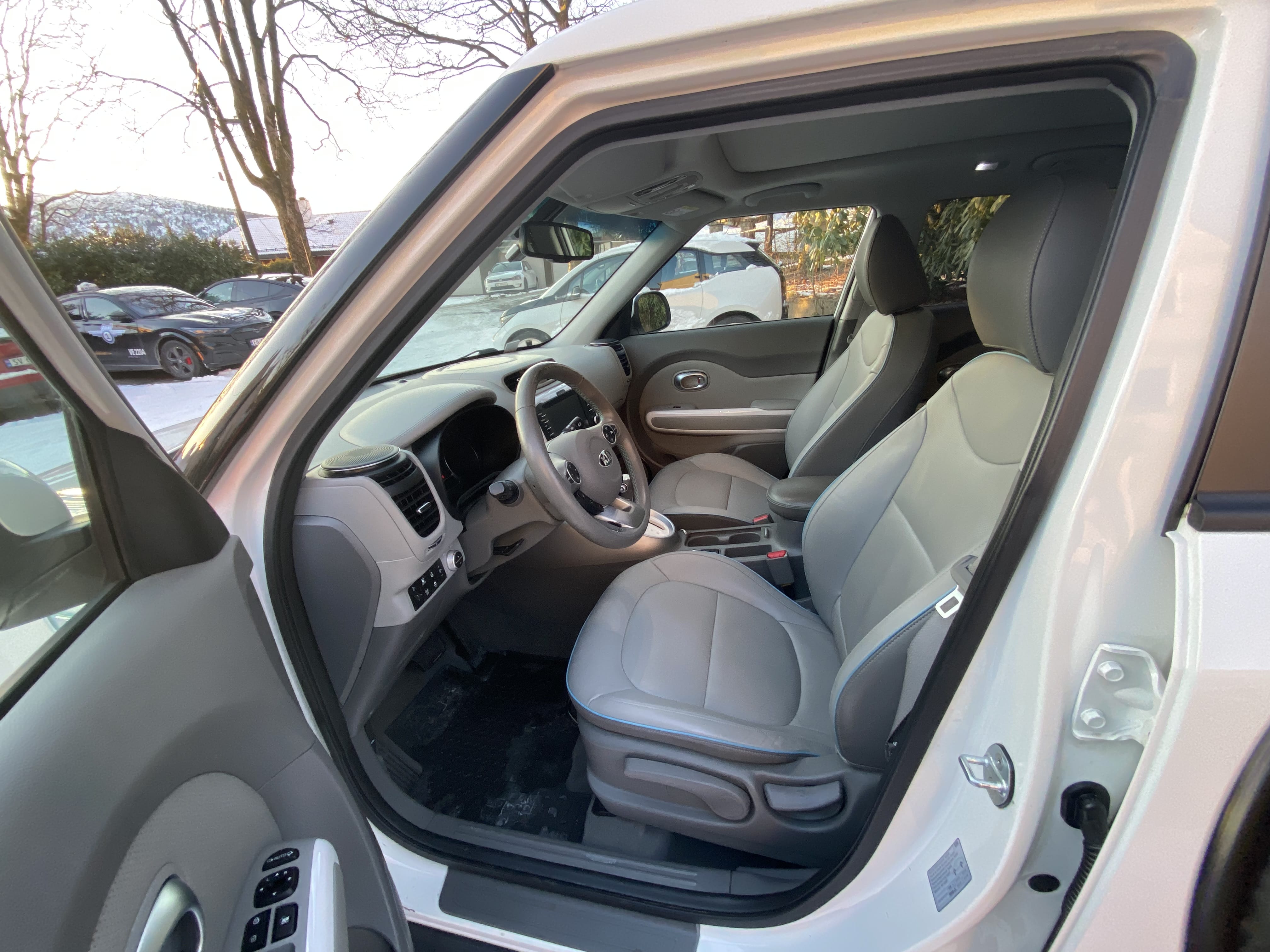 Kia Soul EV+ Med soltak & skinnseter. (Barnestol/er) med Babysete