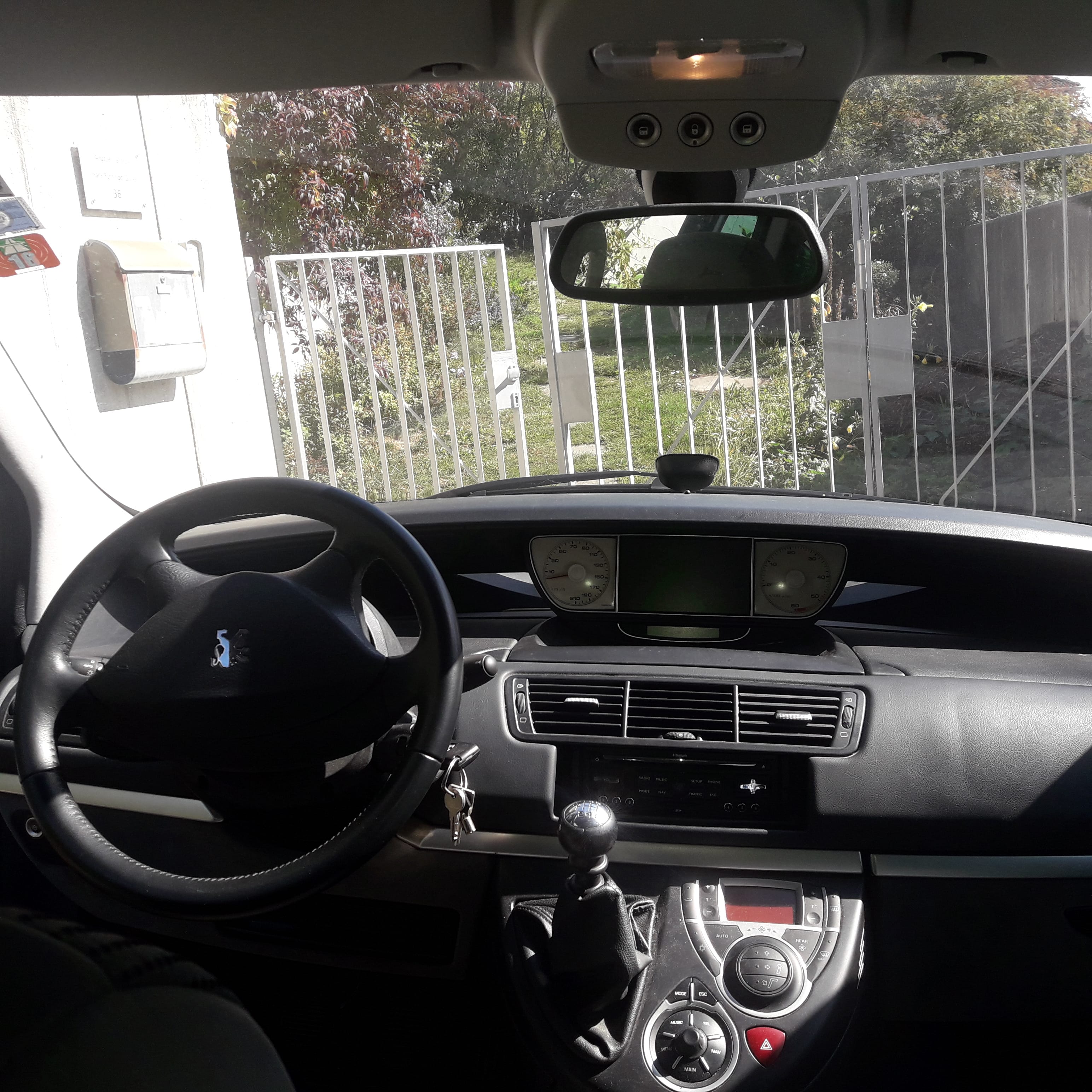 Peugeot 807 mit Navigationsgerät