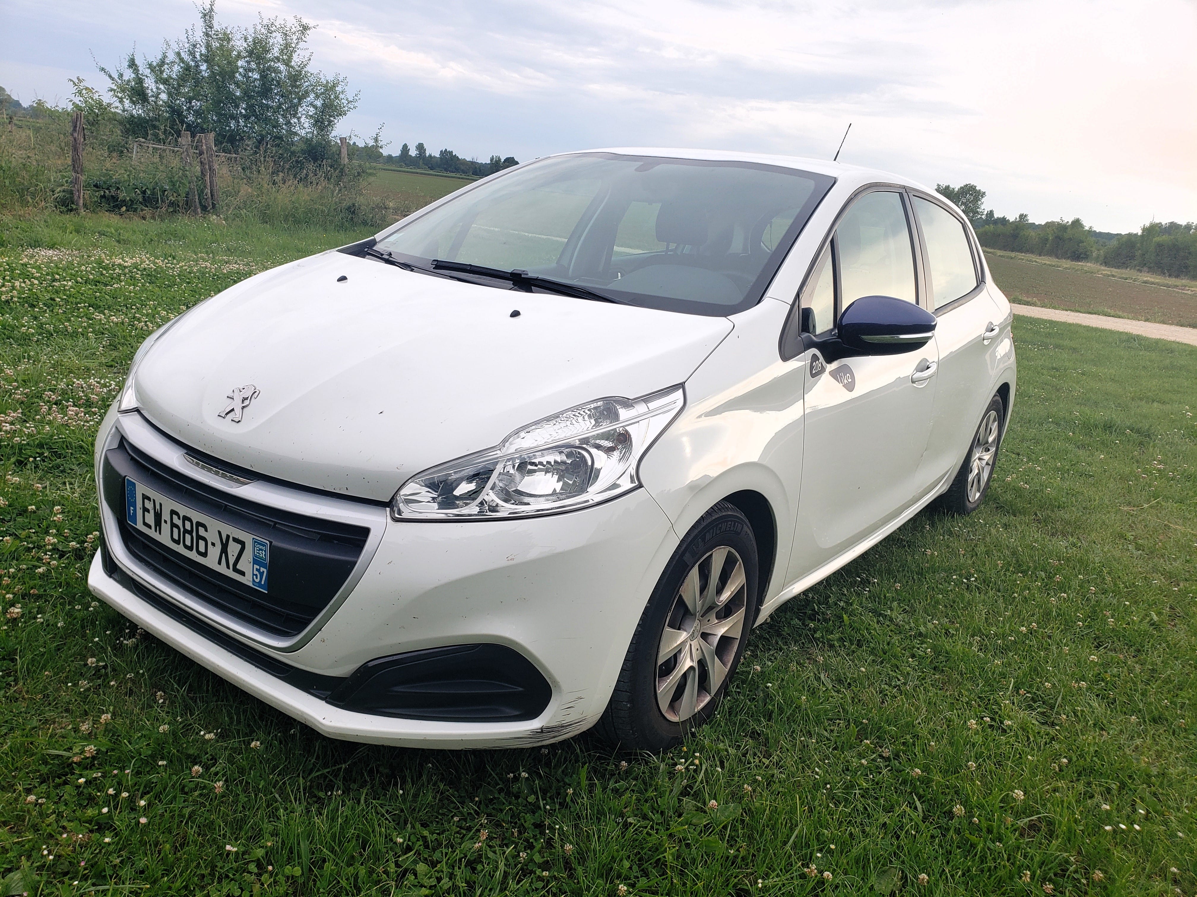 Peugeot 208 - Gare de Dijon, 2018, Essence 95