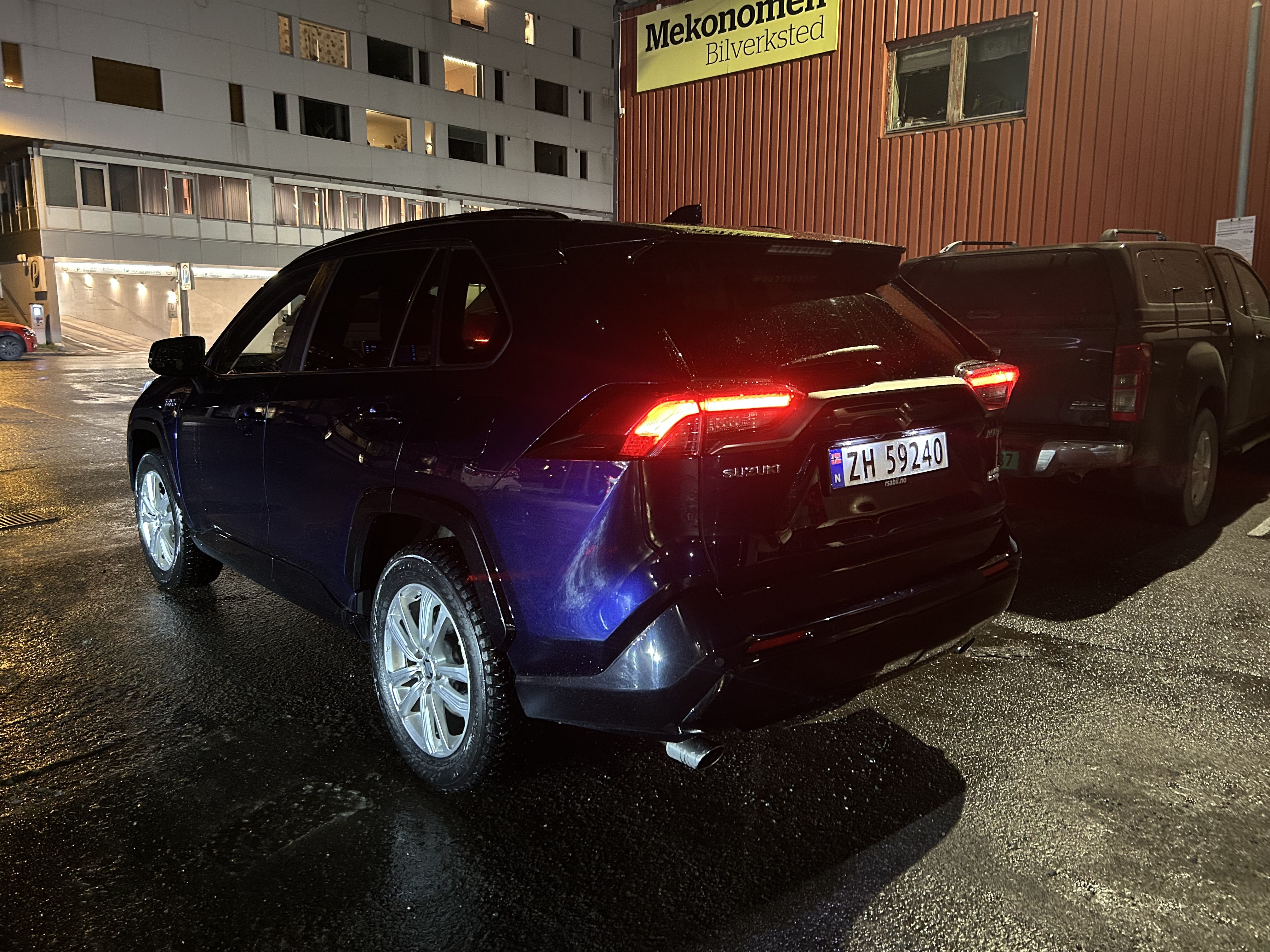 Suzuki Across Plug-in Hybrid med GPS