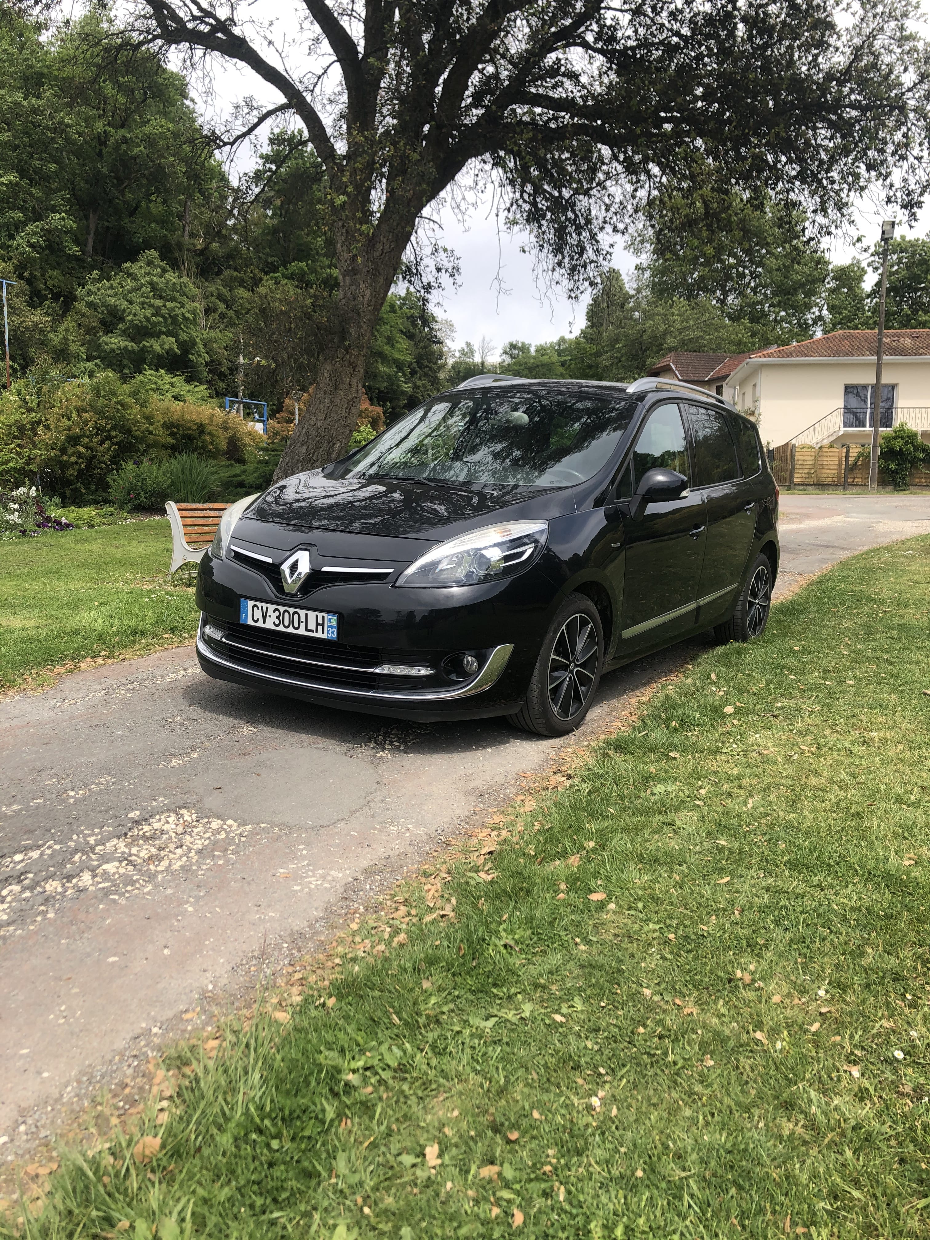 Renault Grand Scenic  Accès exclusif dans la Gare de Bordeaux - Louez le Grand Scénic 7 Places – Spacieux avec Climatisation