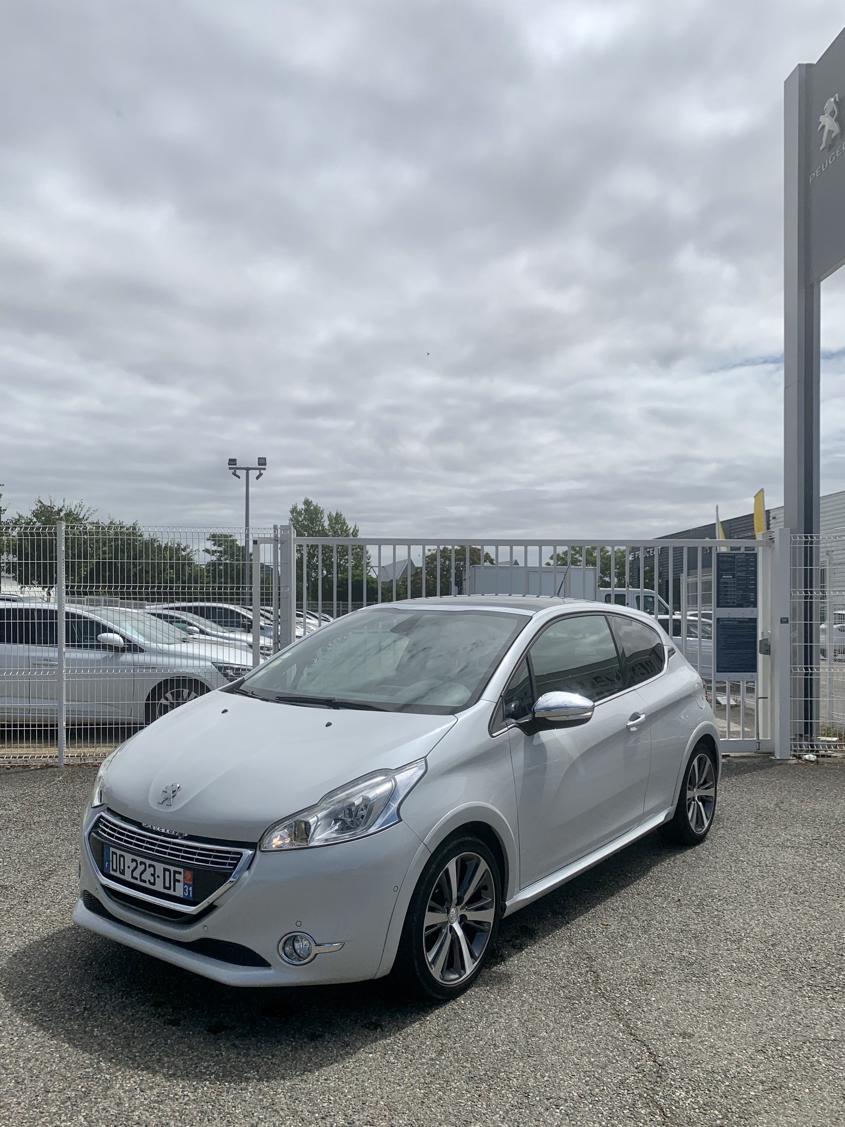 Peugeot 208 Jolie Peugeot 208 Toutes Options 1.6 HDI 90 avec Climatisation