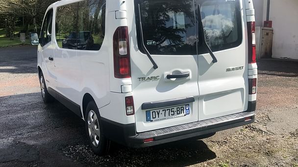 Renault Trafic Passenger Louez le Renault Trafic 9 places – Espace, Confort et Économie - Tous Vos Déplacements avec Régulateur de vitesse