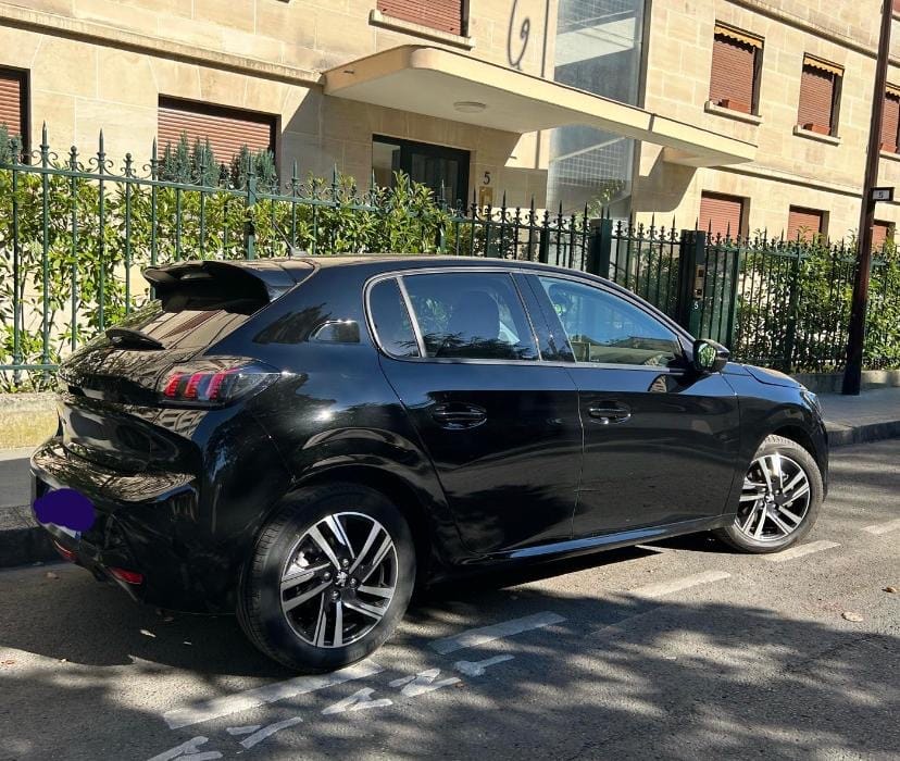 Peugeot 208 with GPS