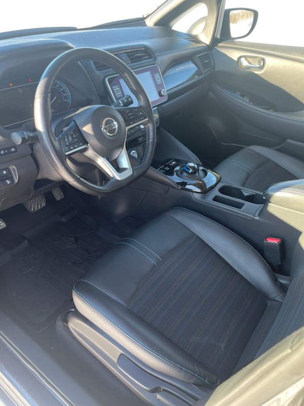 Nissan Leaf mit Kindersitz