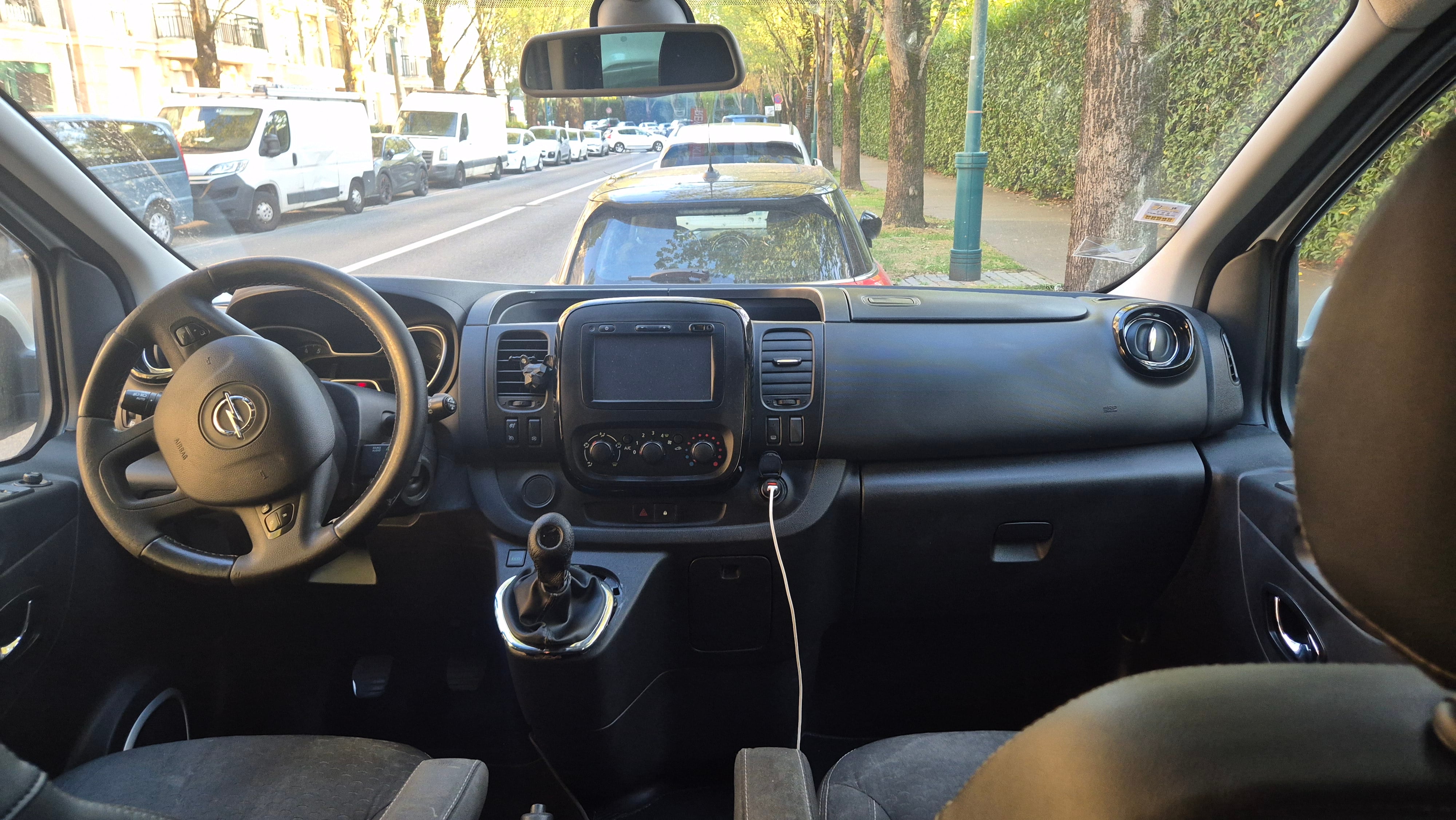 Opel Vivaro Combi avec GPS