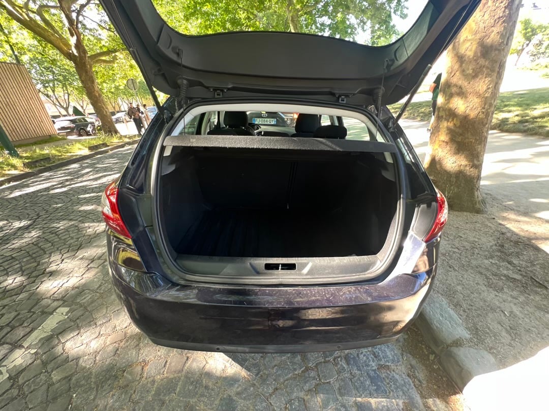 Peugeot 308 with USB charging ports