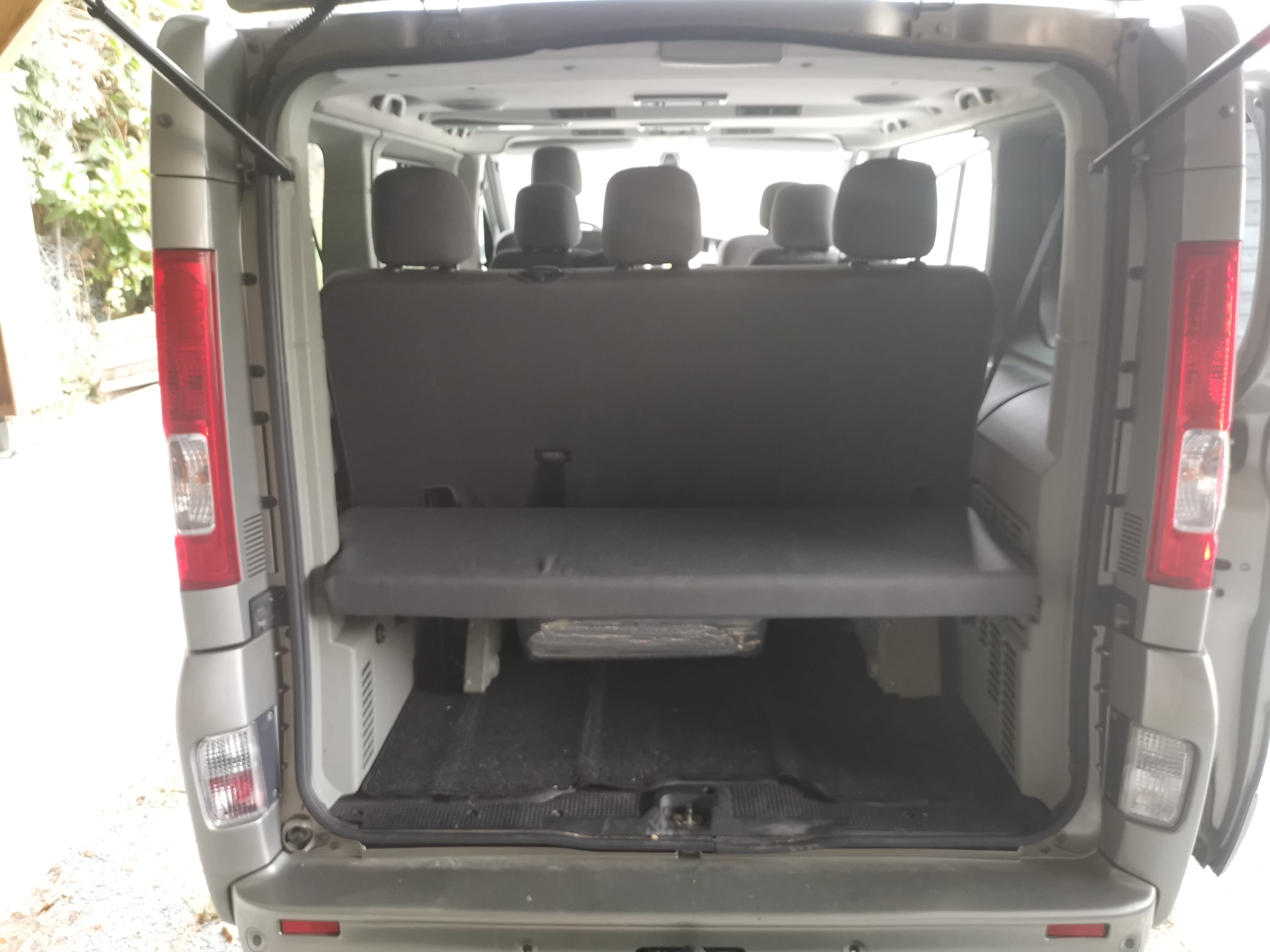 Opel Vivaro Combi avec Entrée audio / iPod