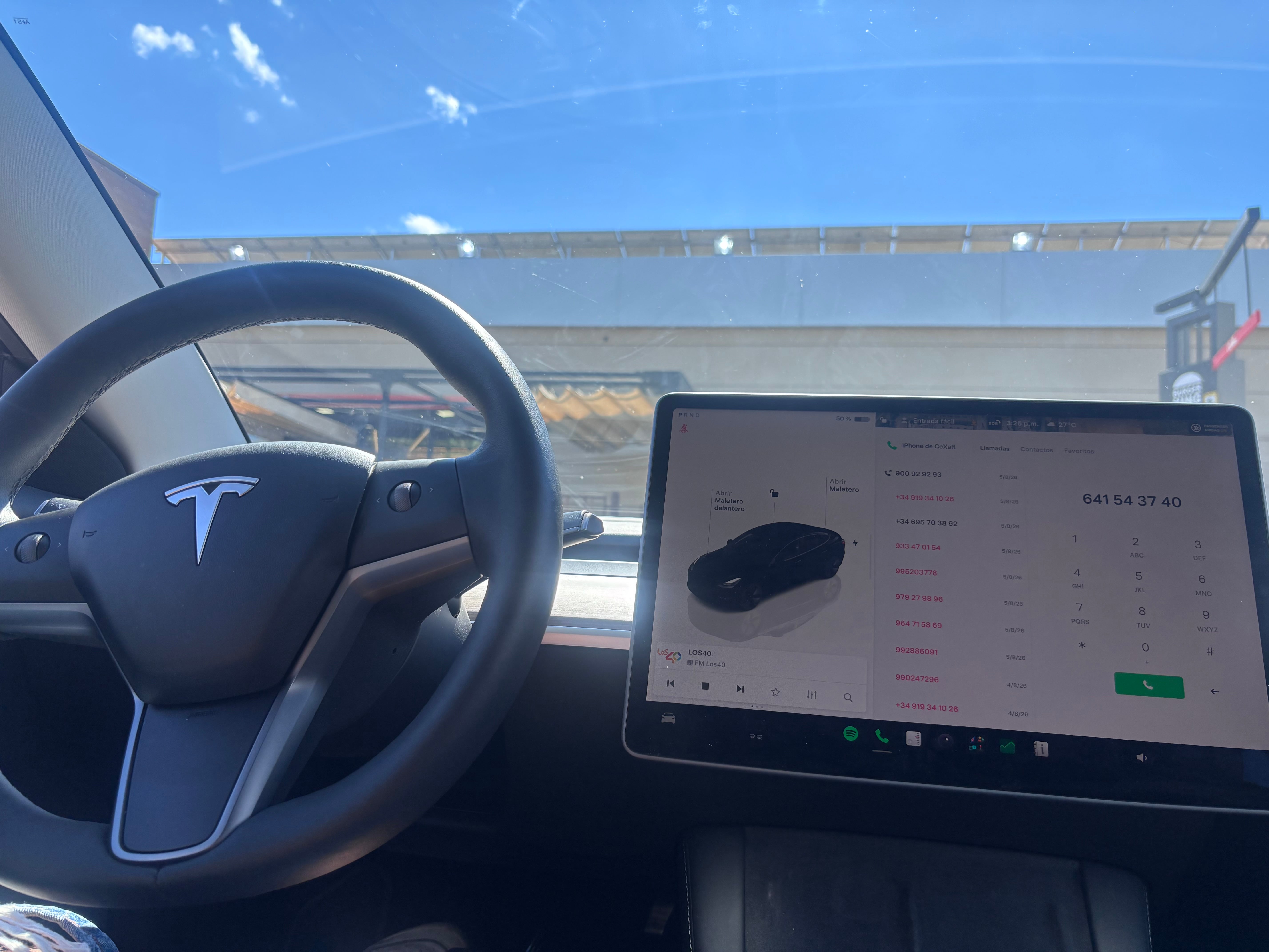 Tesla Model 3 met Autostoel baby