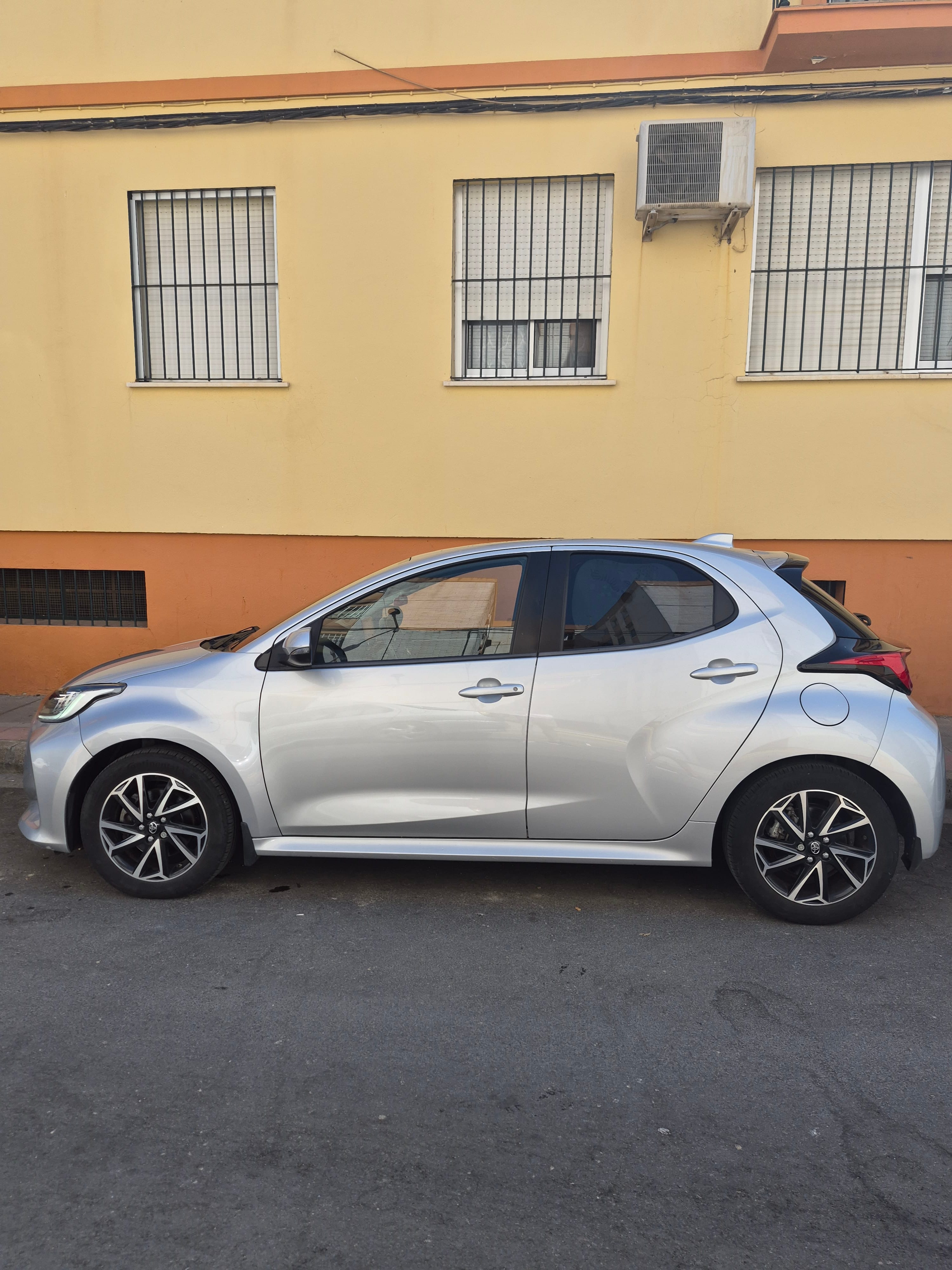 Toyota Yaris Híbrido 1,5 med Aircondition