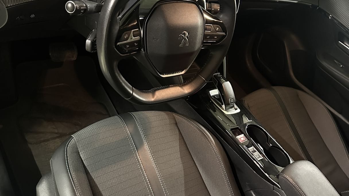 Peugeot 208 FQ752 avec Apple CarPlay