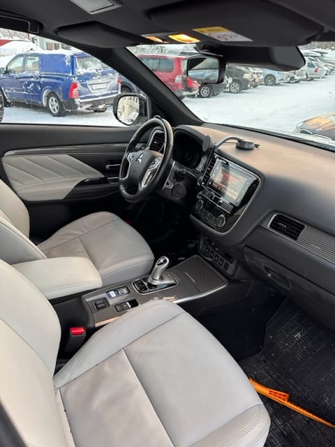 Mitsubishi Outlander Hybrid with Cruise control