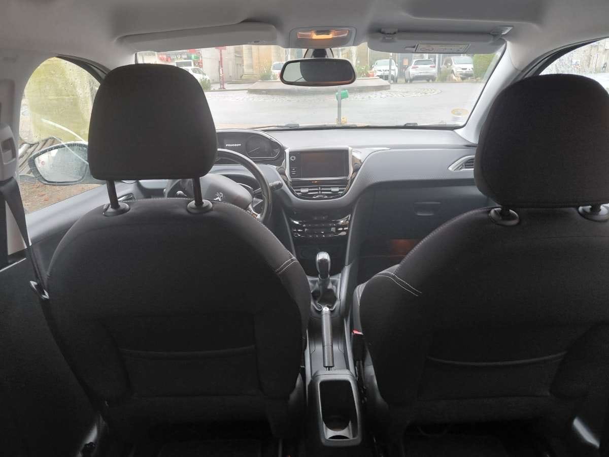Peugeot 208 avec GPS