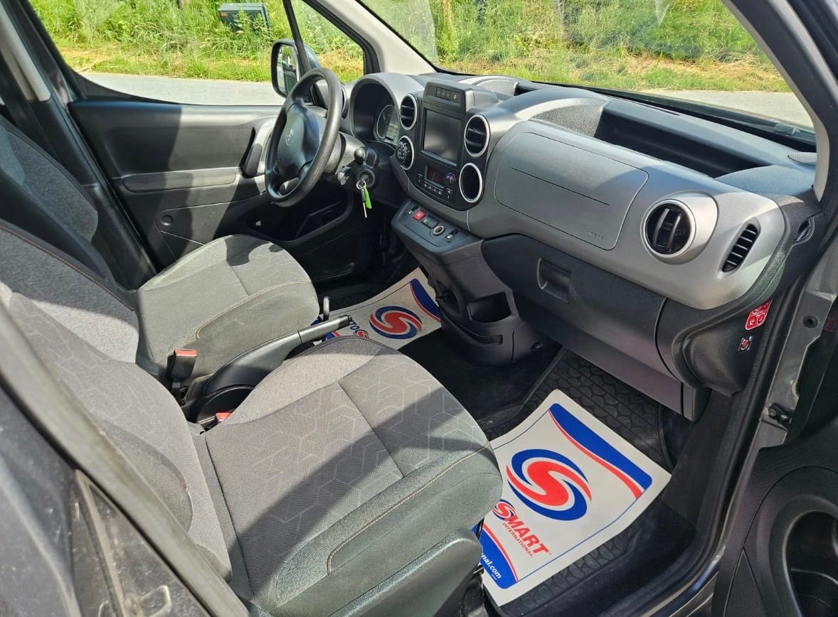 Peugeot Partner Tepee mit Navigationsgerät