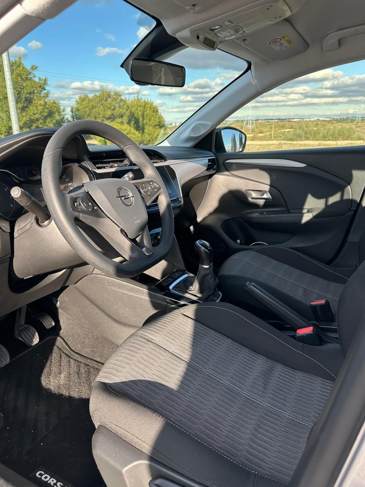Opel Corsa Moderno, cómodo y económico – Opel Corsa 2022 en Poble Sec con Silla infantil