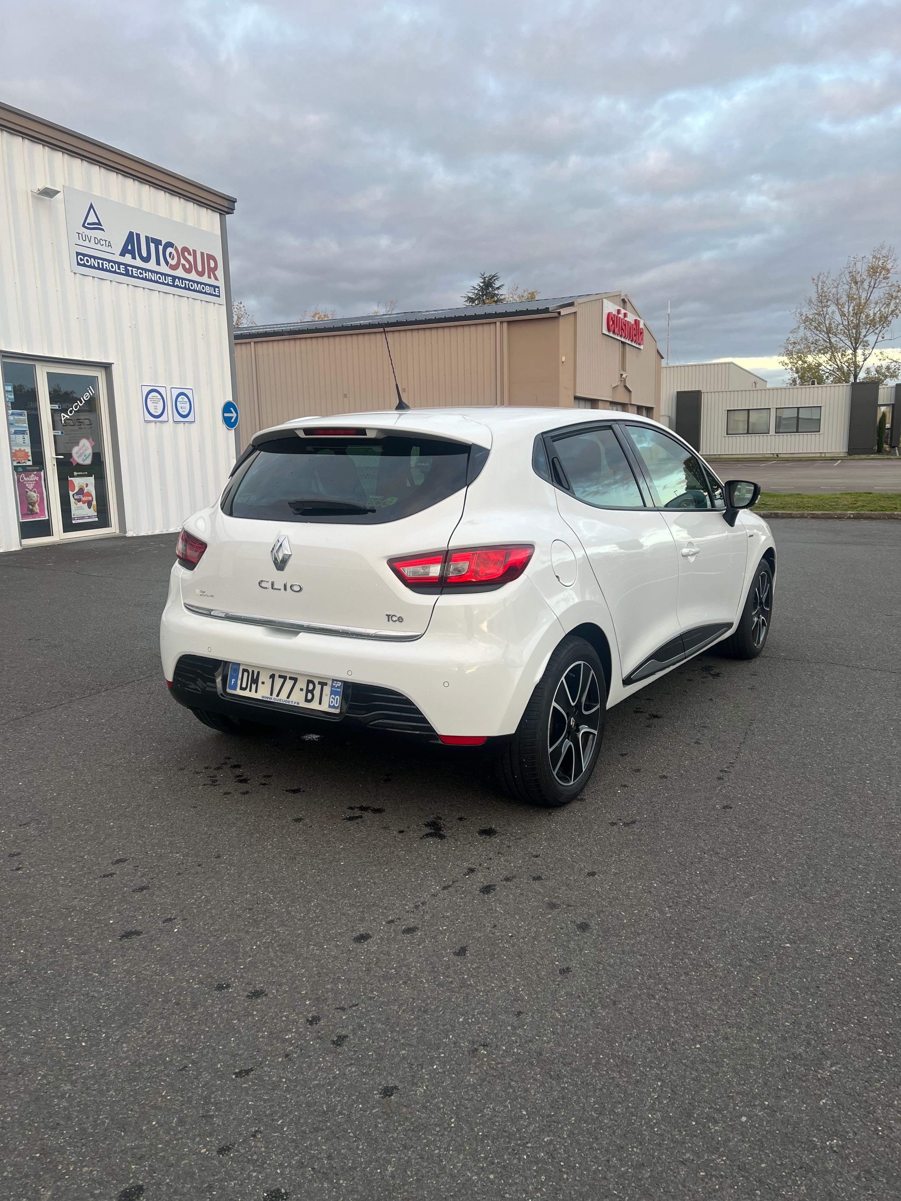 Renault Clio 0.9 tce 90ch mit Navigationsgerät