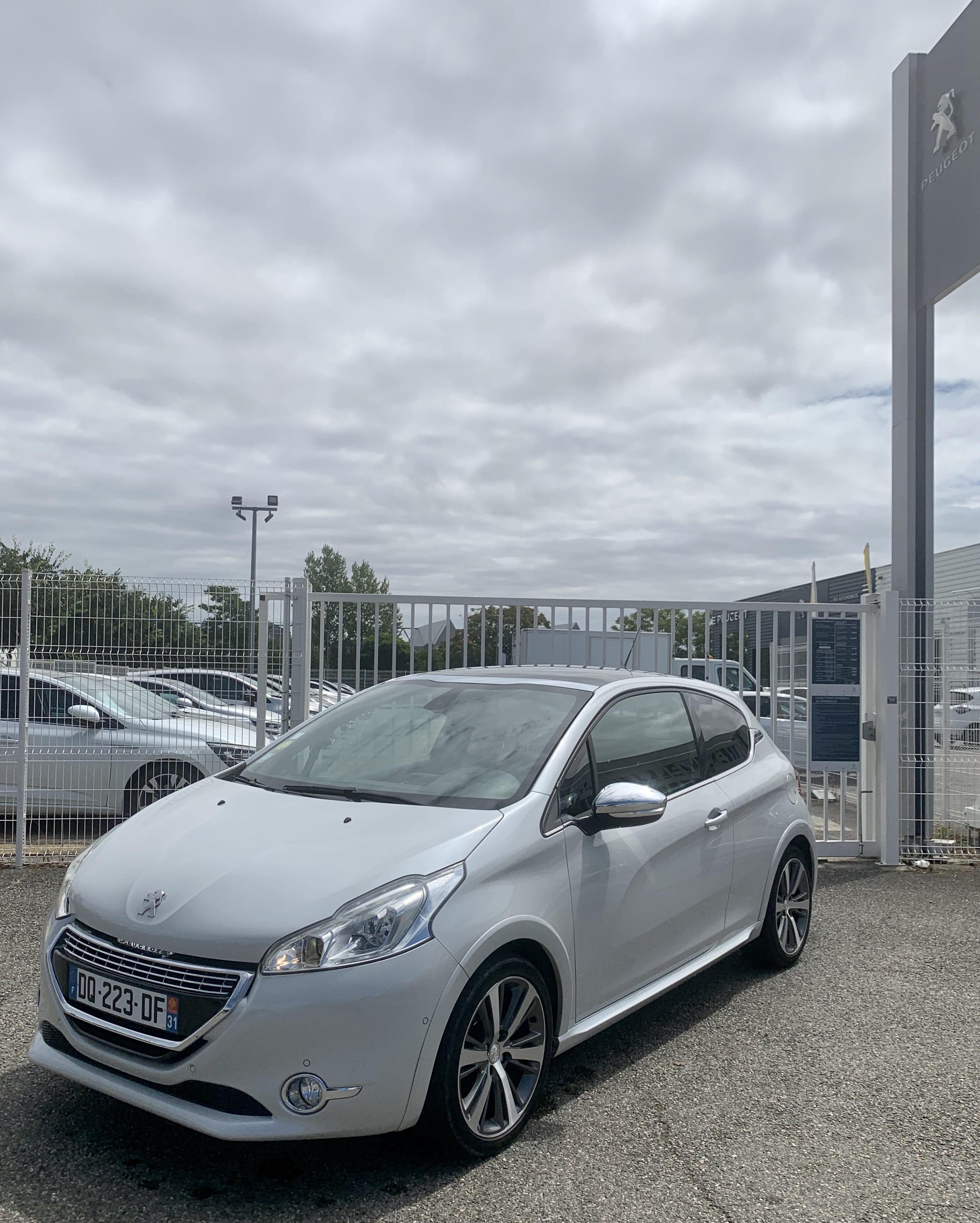 Peugeot 208 Jolie Peugeot 208 Toutes Options 1.6 HDI 90, 2015, Diesel