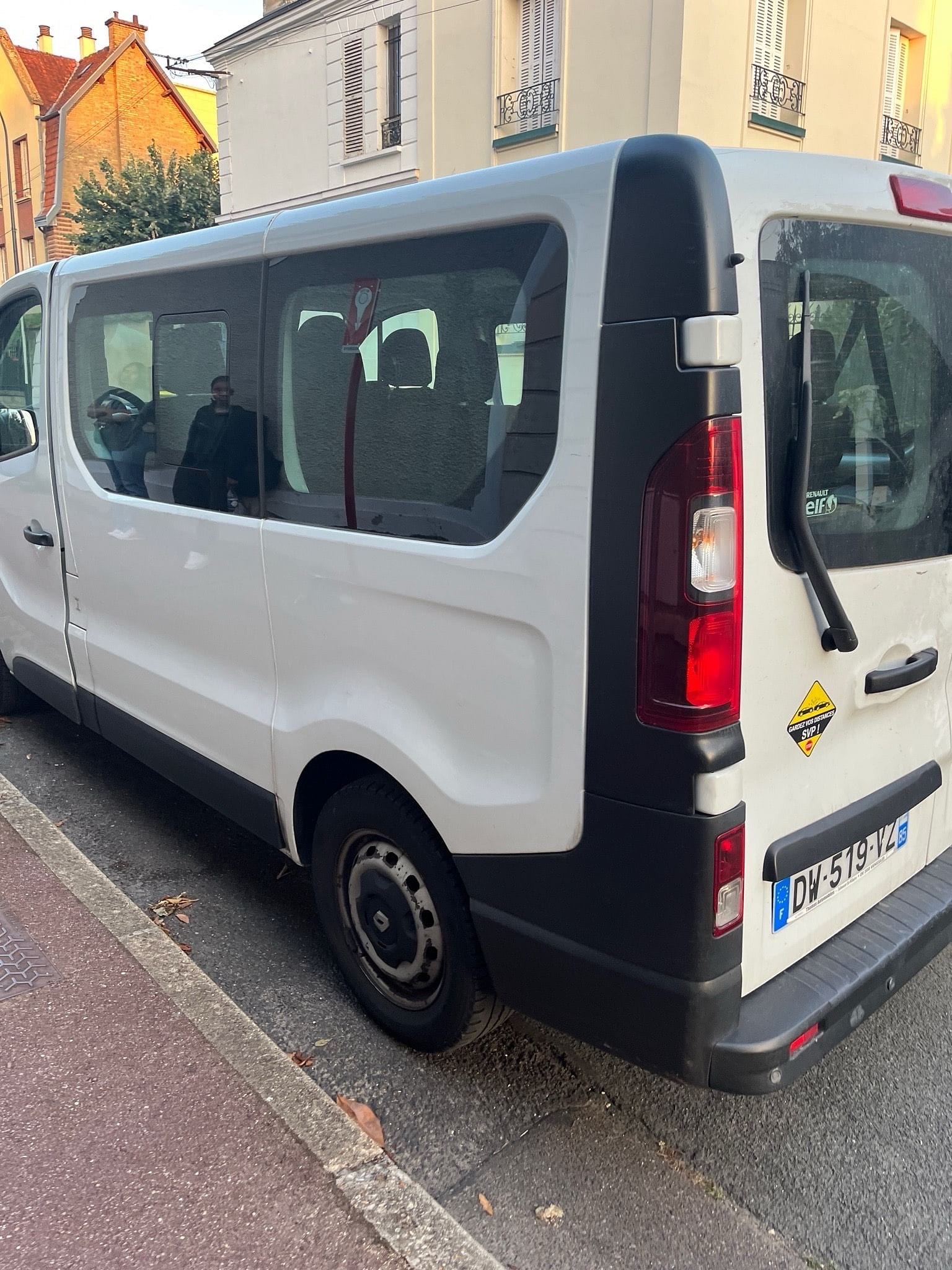 Renault Trafic Passenger ( a coté de rer A et terminus metro 1) avec Climatisation