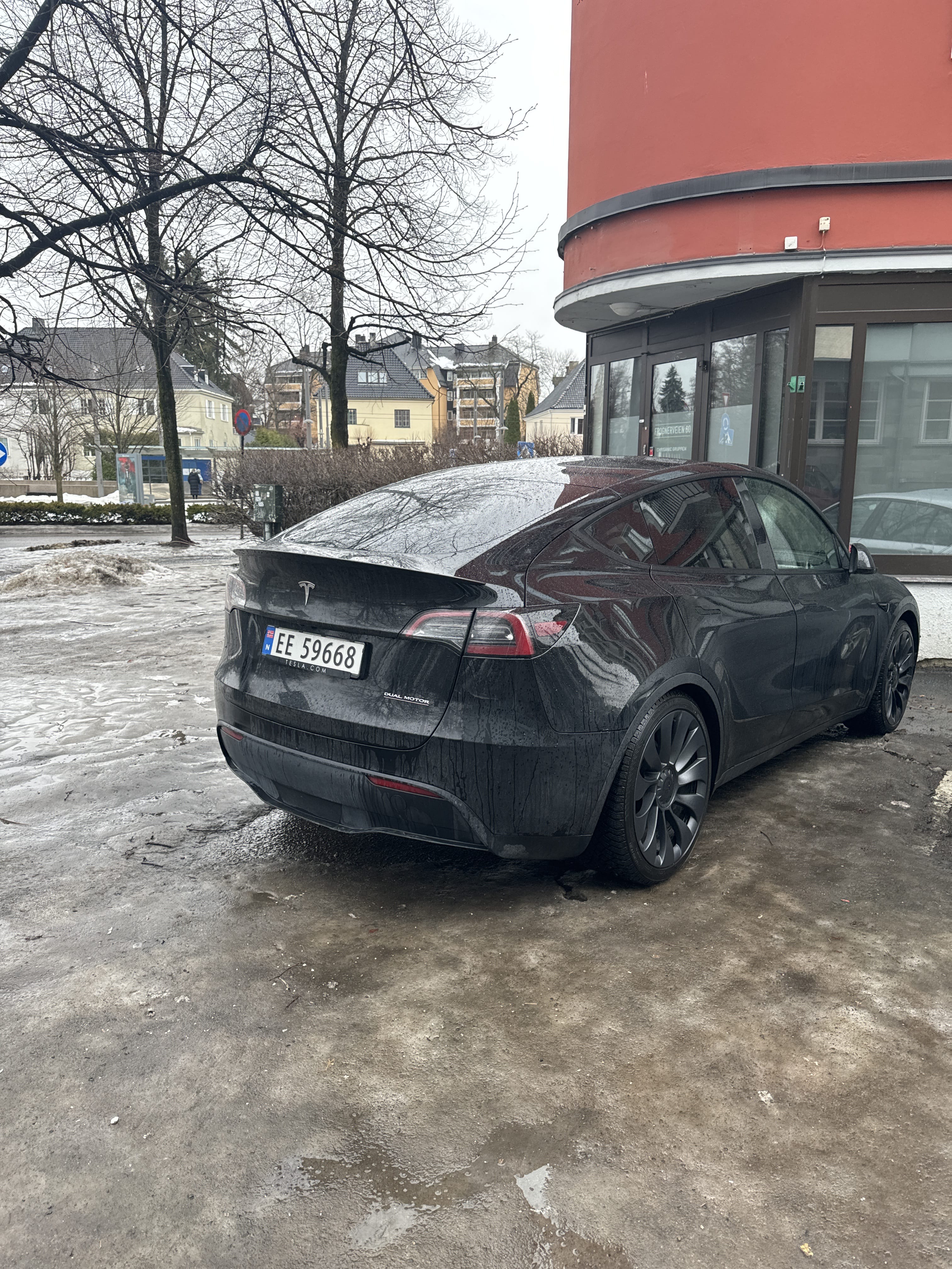 Tesla Model Y med GPS