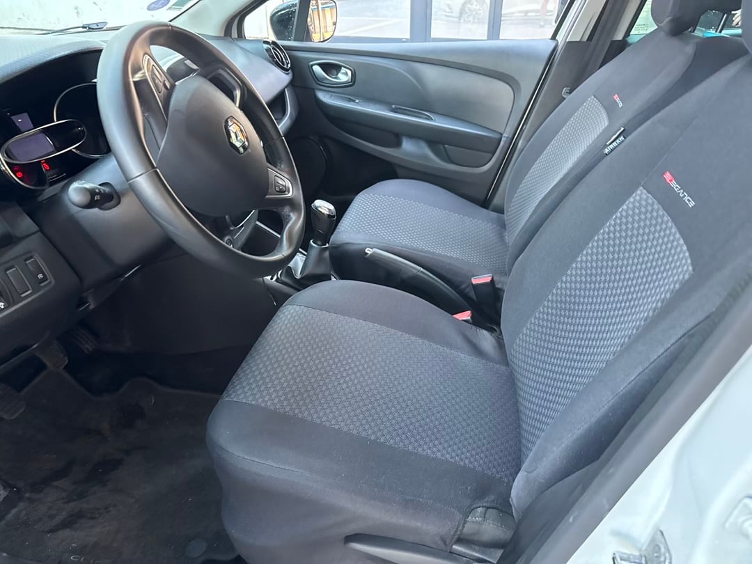 Renault Clio avec Siège bébé