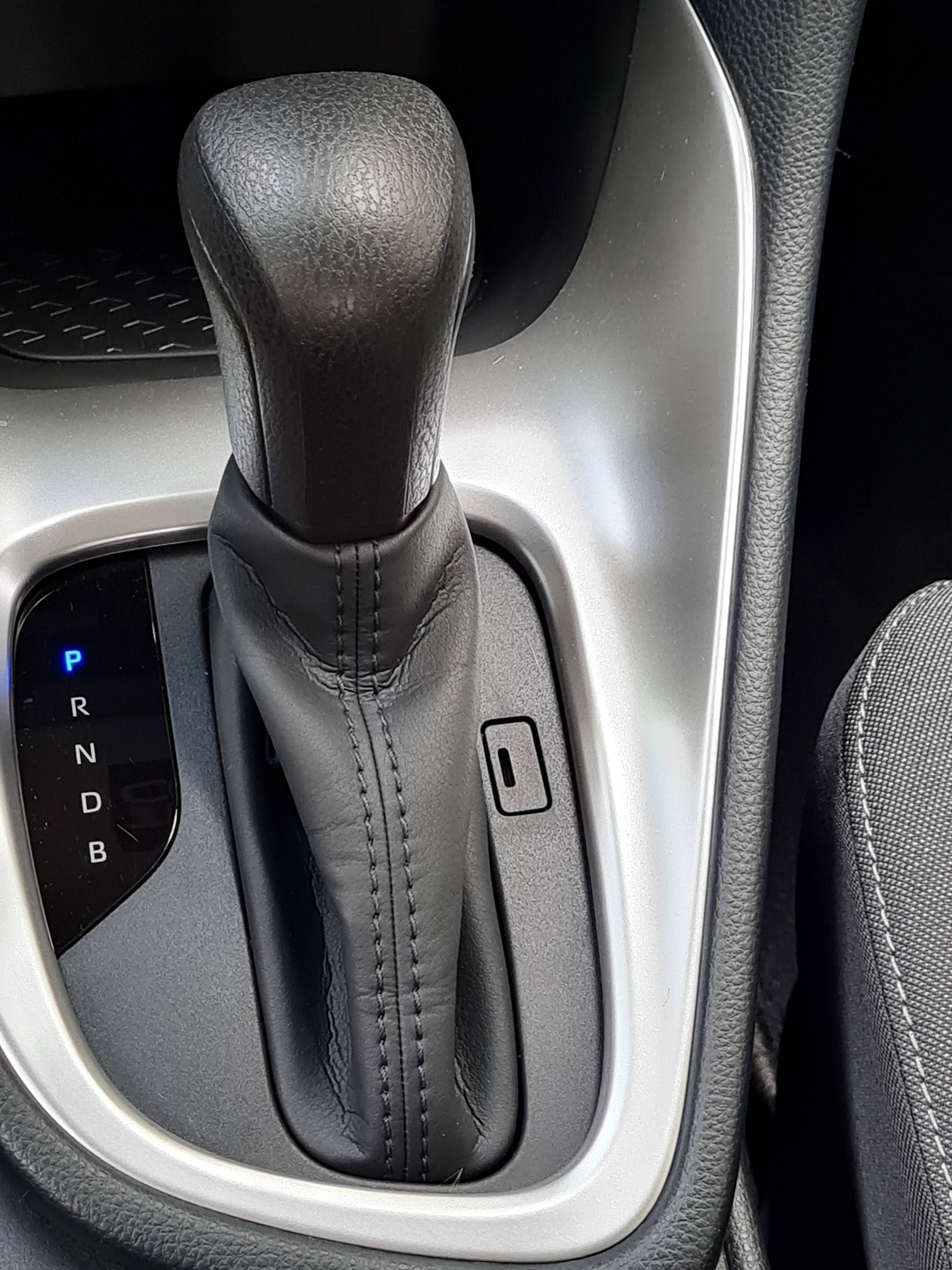 Toyota Yaris Hybride 116ch (FZ092) (Clim, Boite Auto, Connectivité smartphone...) # mit Audio-/iPod-Zugang