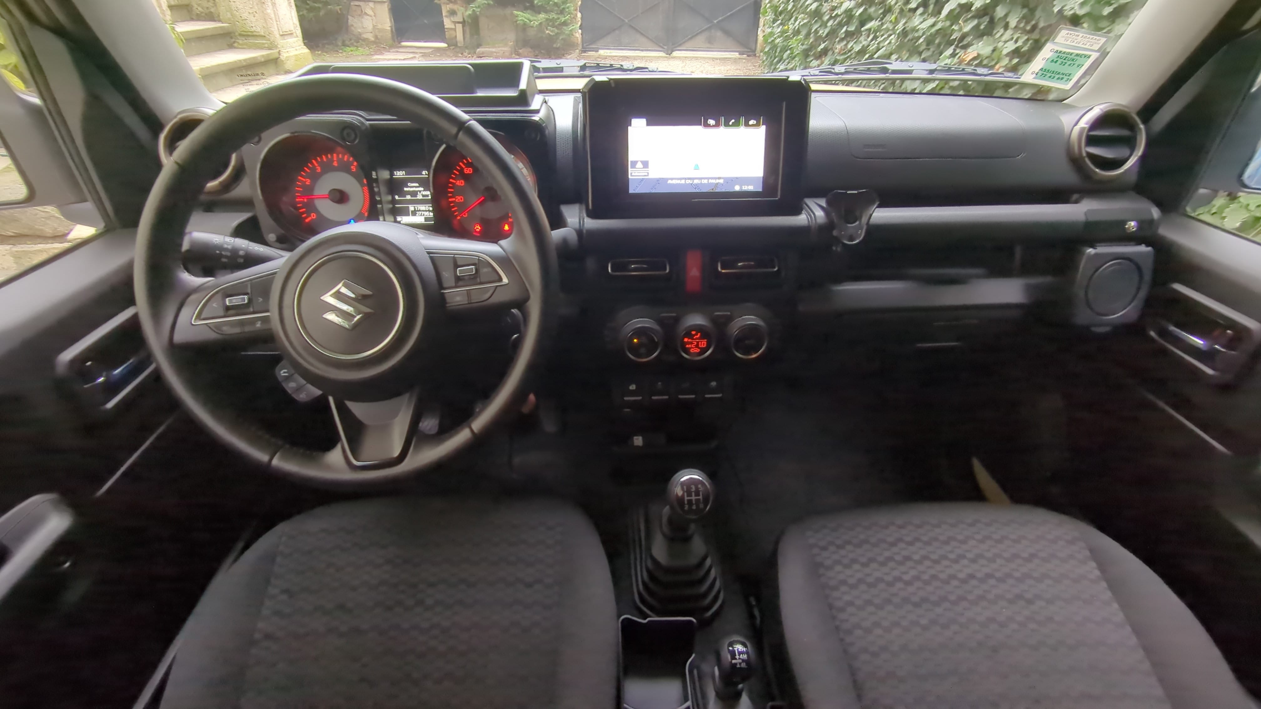 Suzuki Jimny 4x4 pneus neige galerie de toit 4 places avec GPS