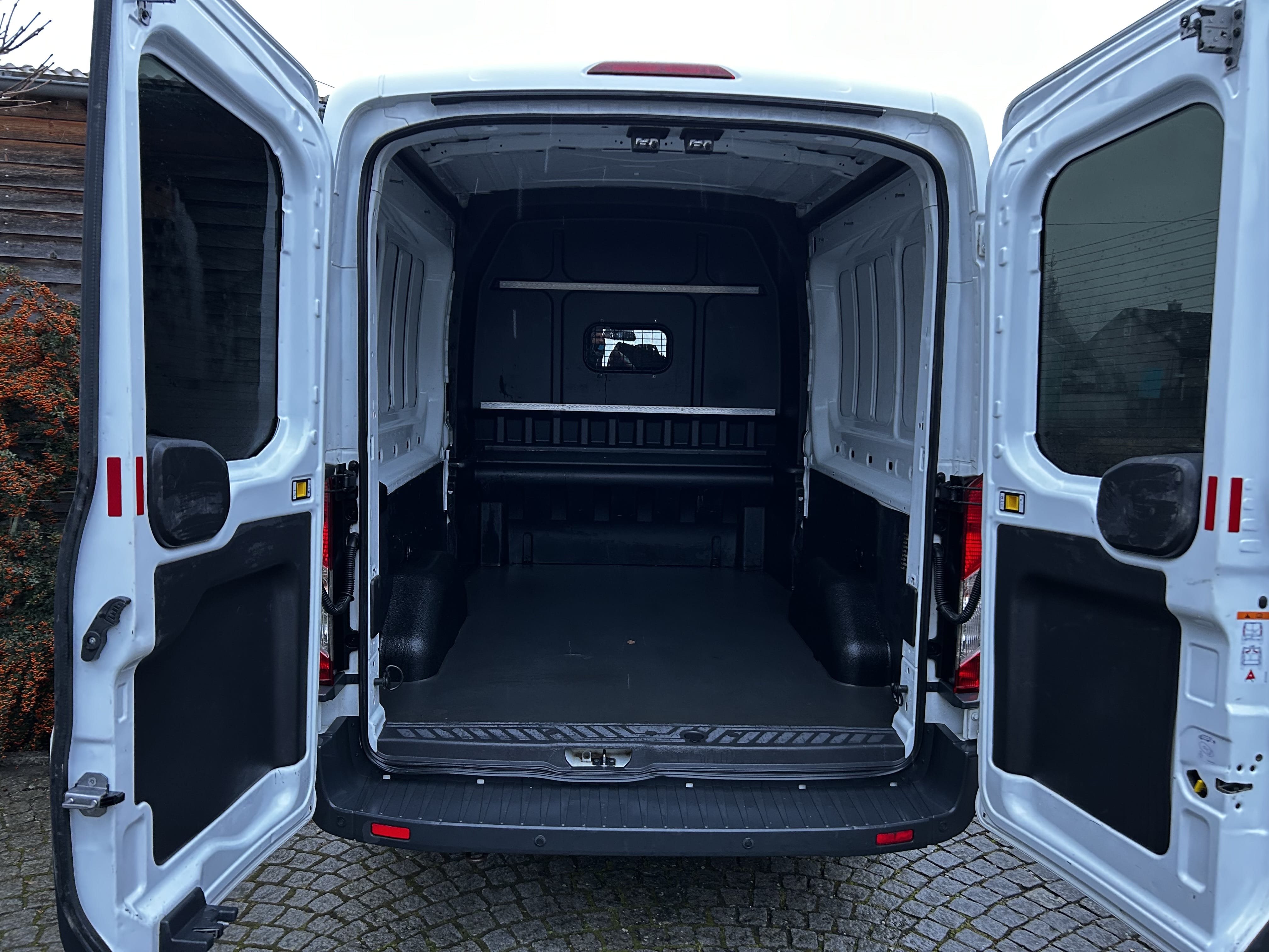 Ford Transit 350 mit Kindersitz