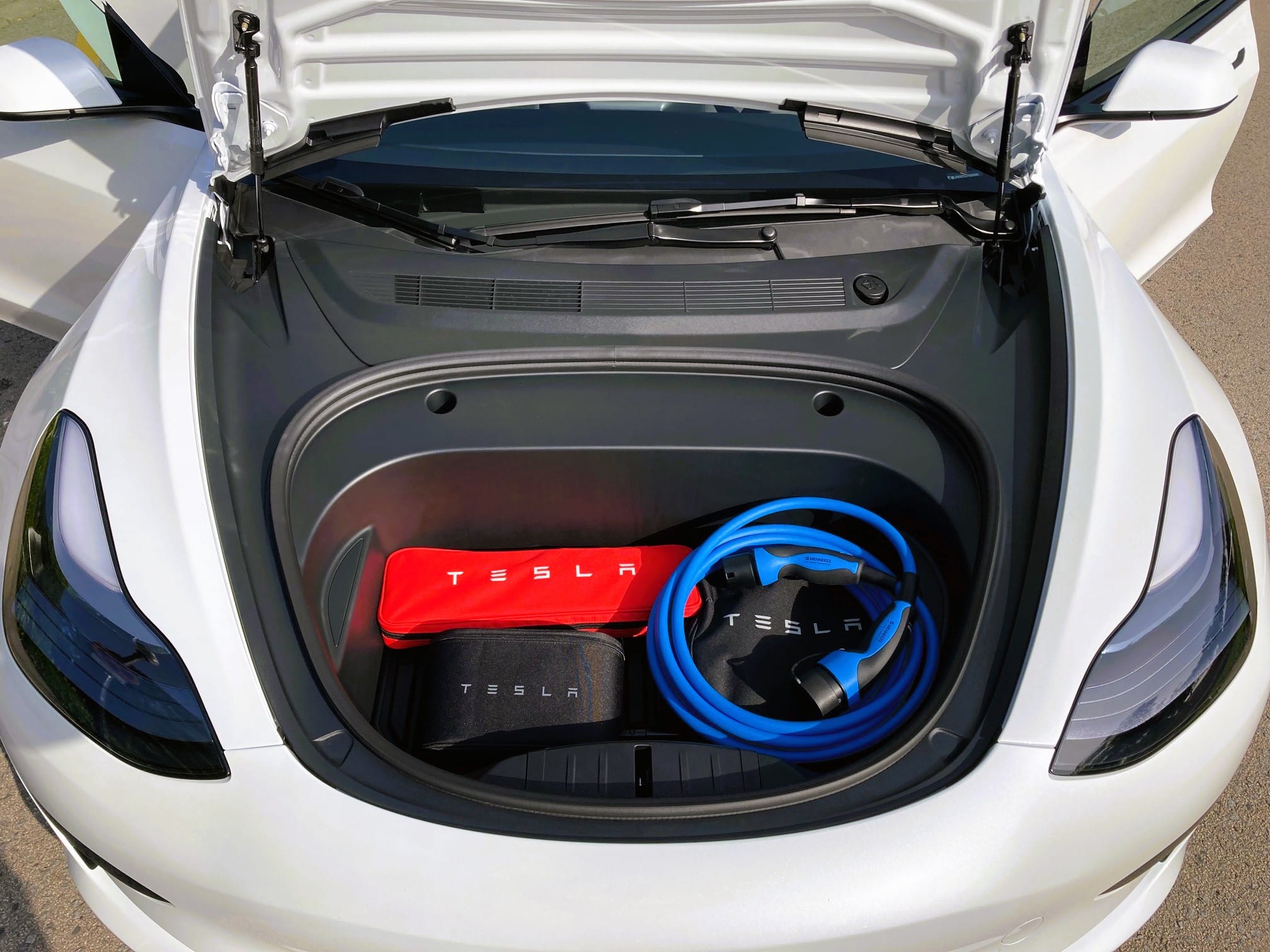 Tesla Model 3 con Entrada de Audio/iPod