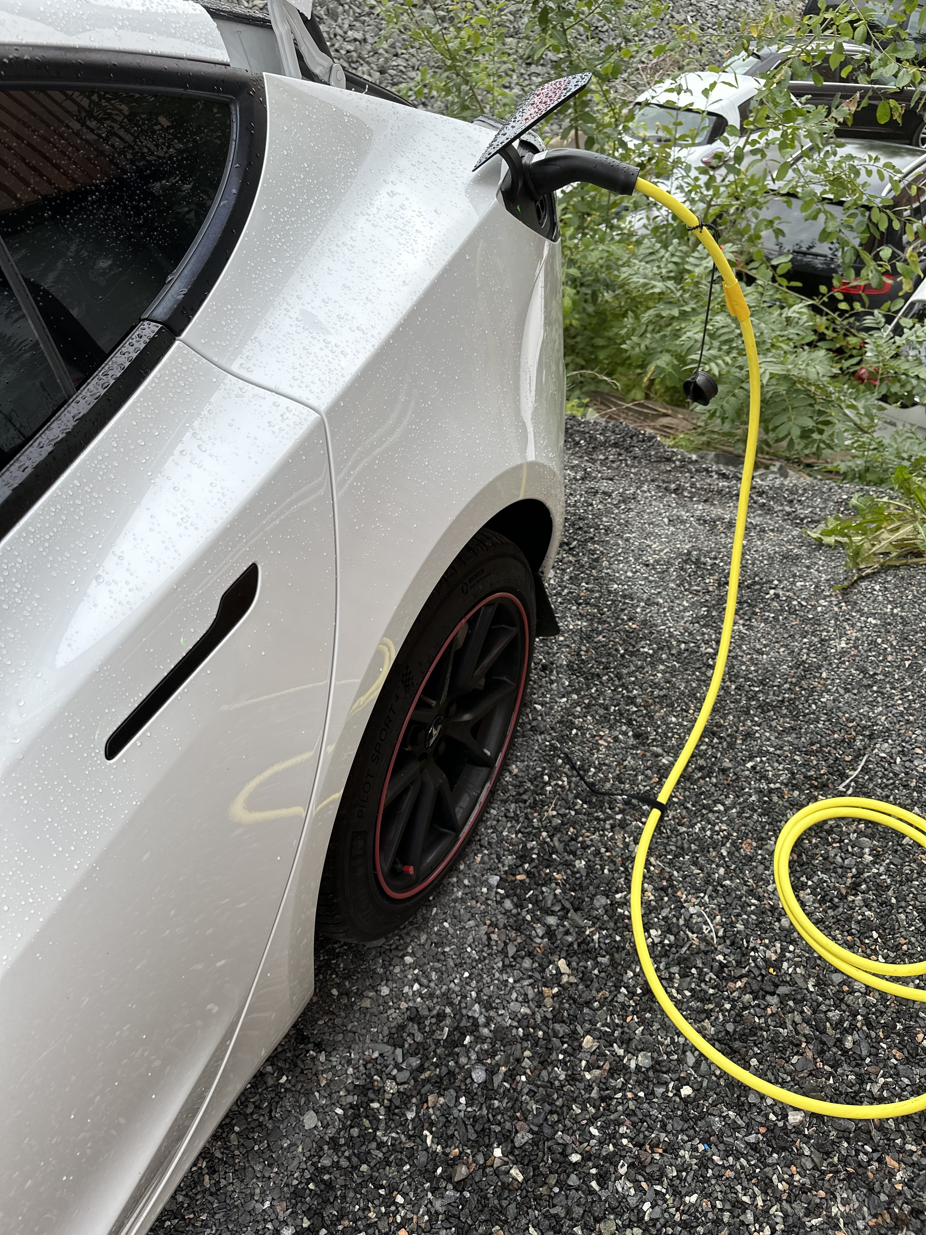 Tesla Model 3 Standard Range Plus med Bluetooth audio