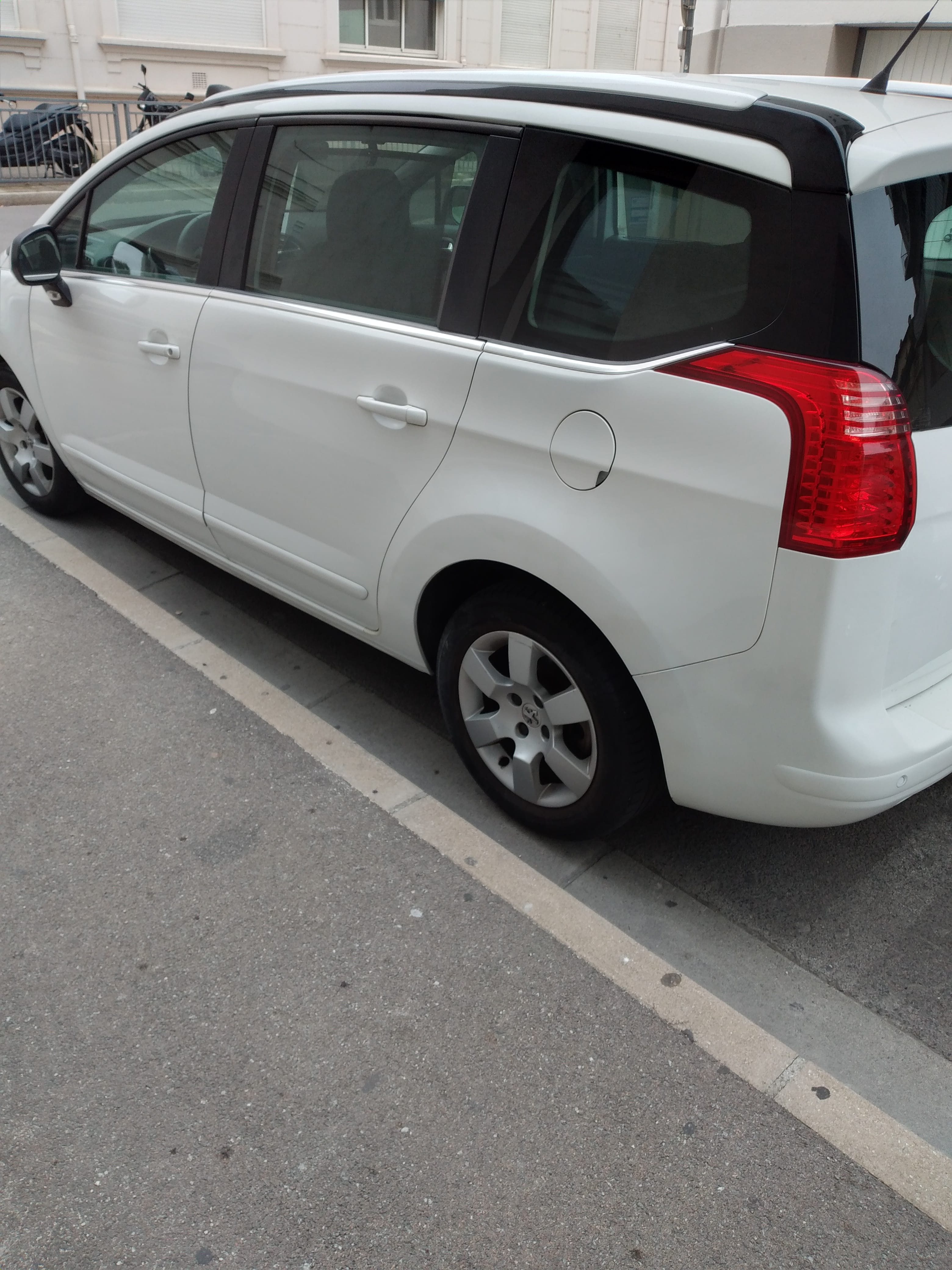 Peugeot 5008 2.0 blue hdi 150cv avec Climatisation