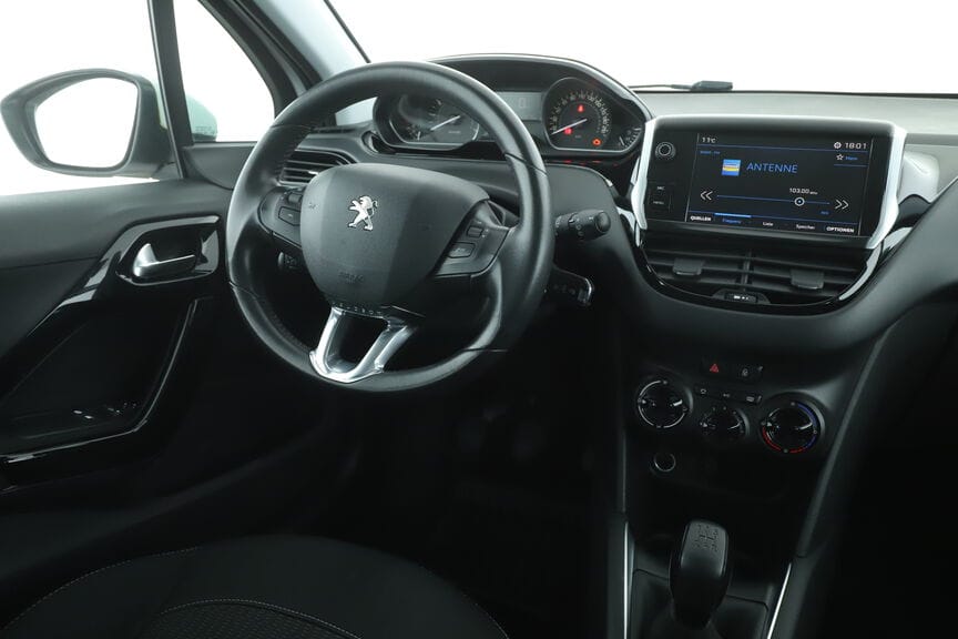 Peugeot 208 #672 with Baby seat