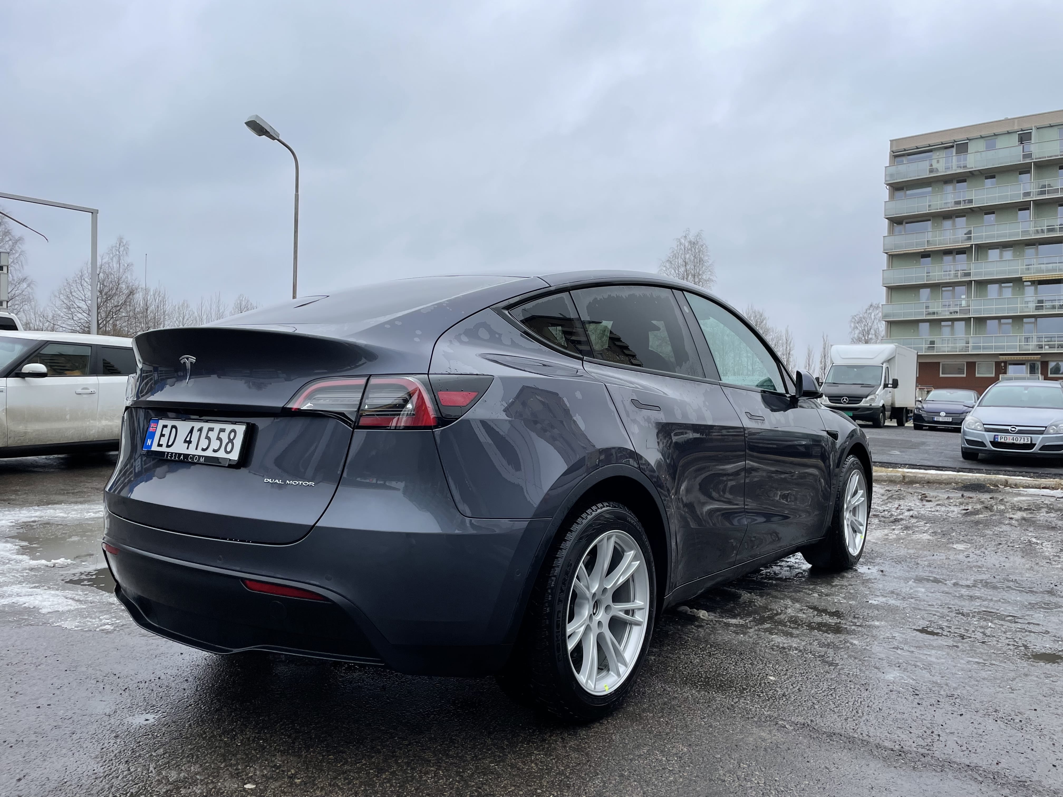 Tesla Model Y med GPS