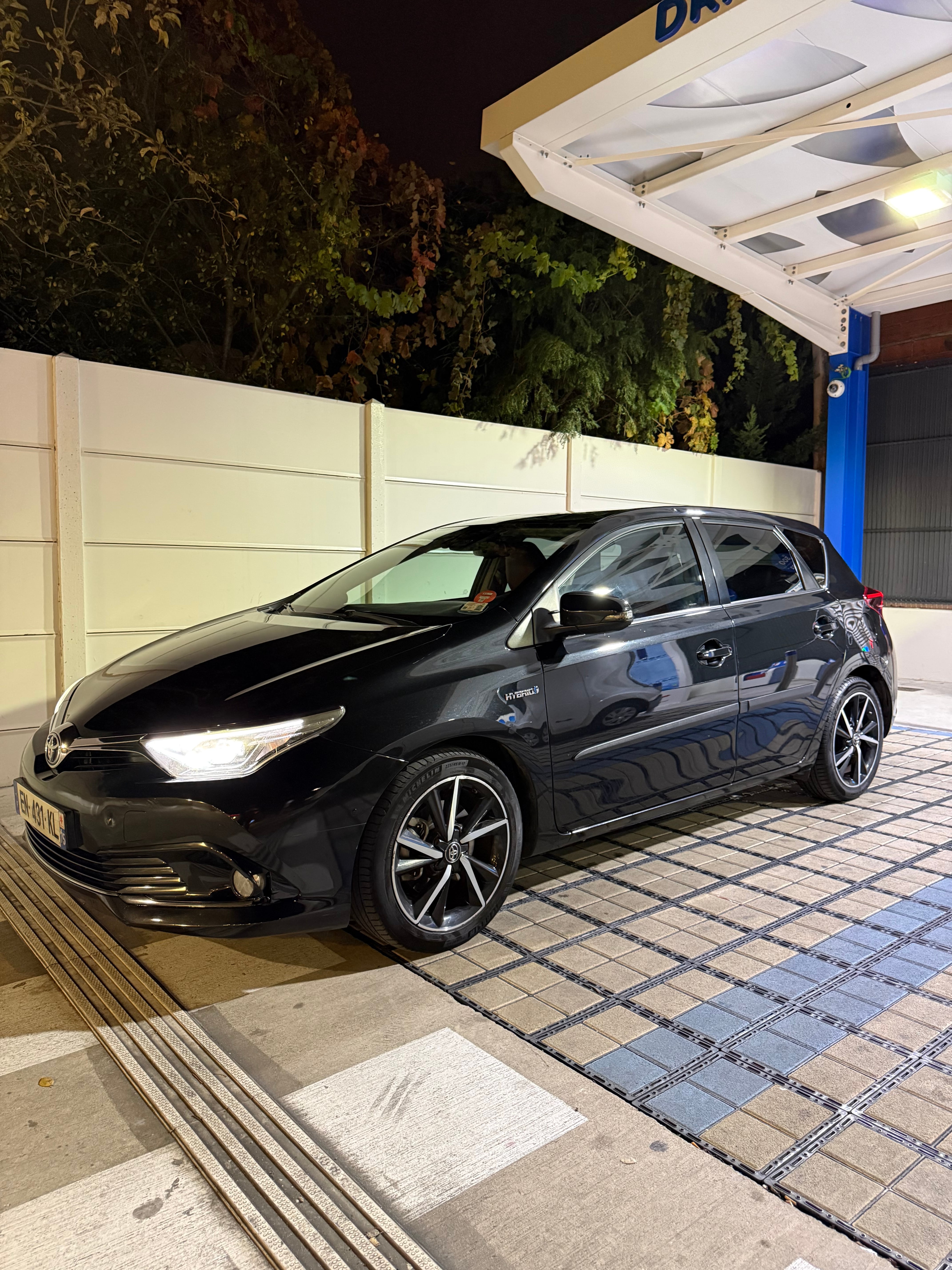Toyota Auris, 2017, Essence 95 / Électrique (hybride), automatique