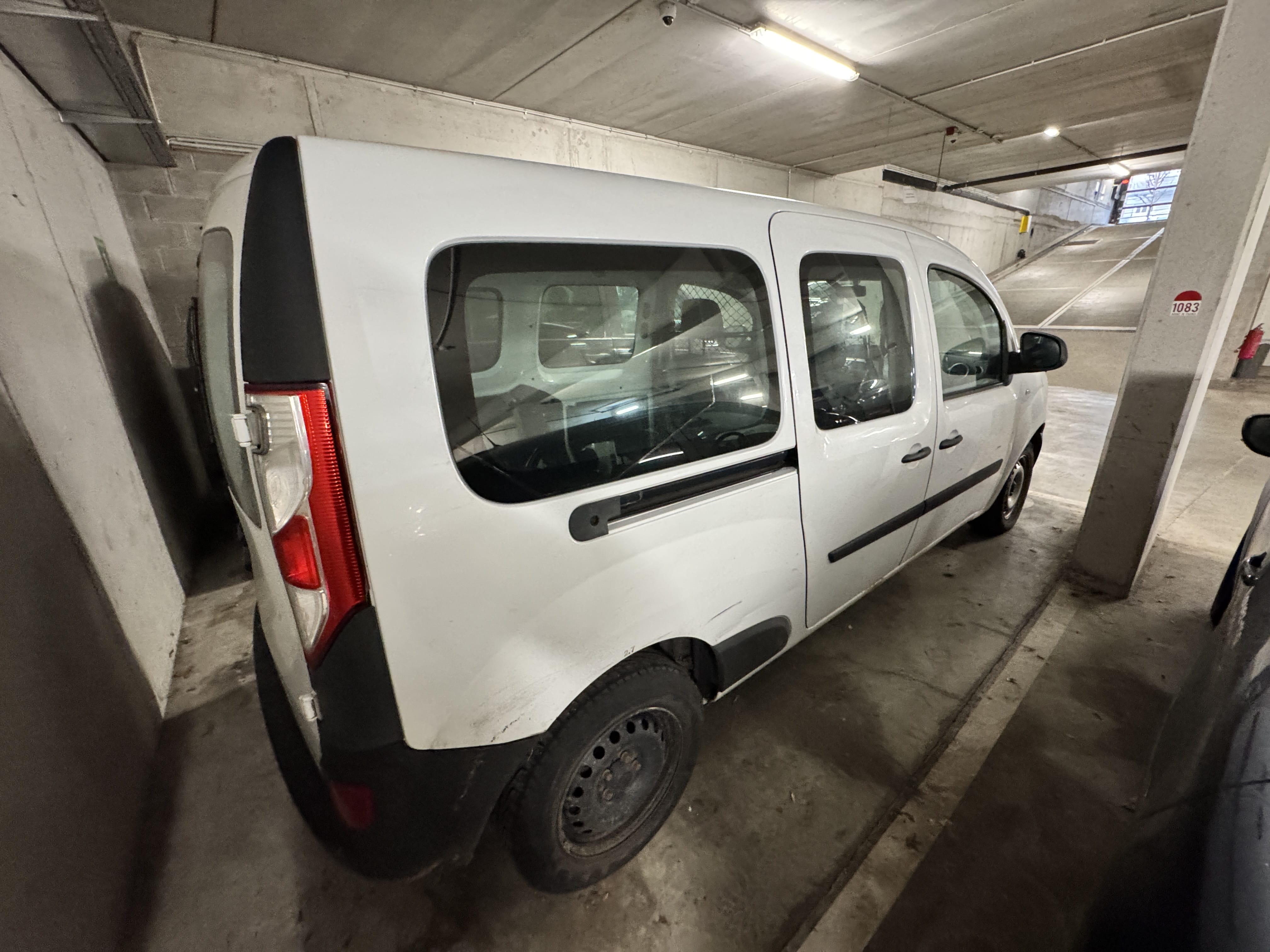 Renault Kangoo Express MAXI - GARE DU MIDI - PARKING BEPARK met Bluetooth audio