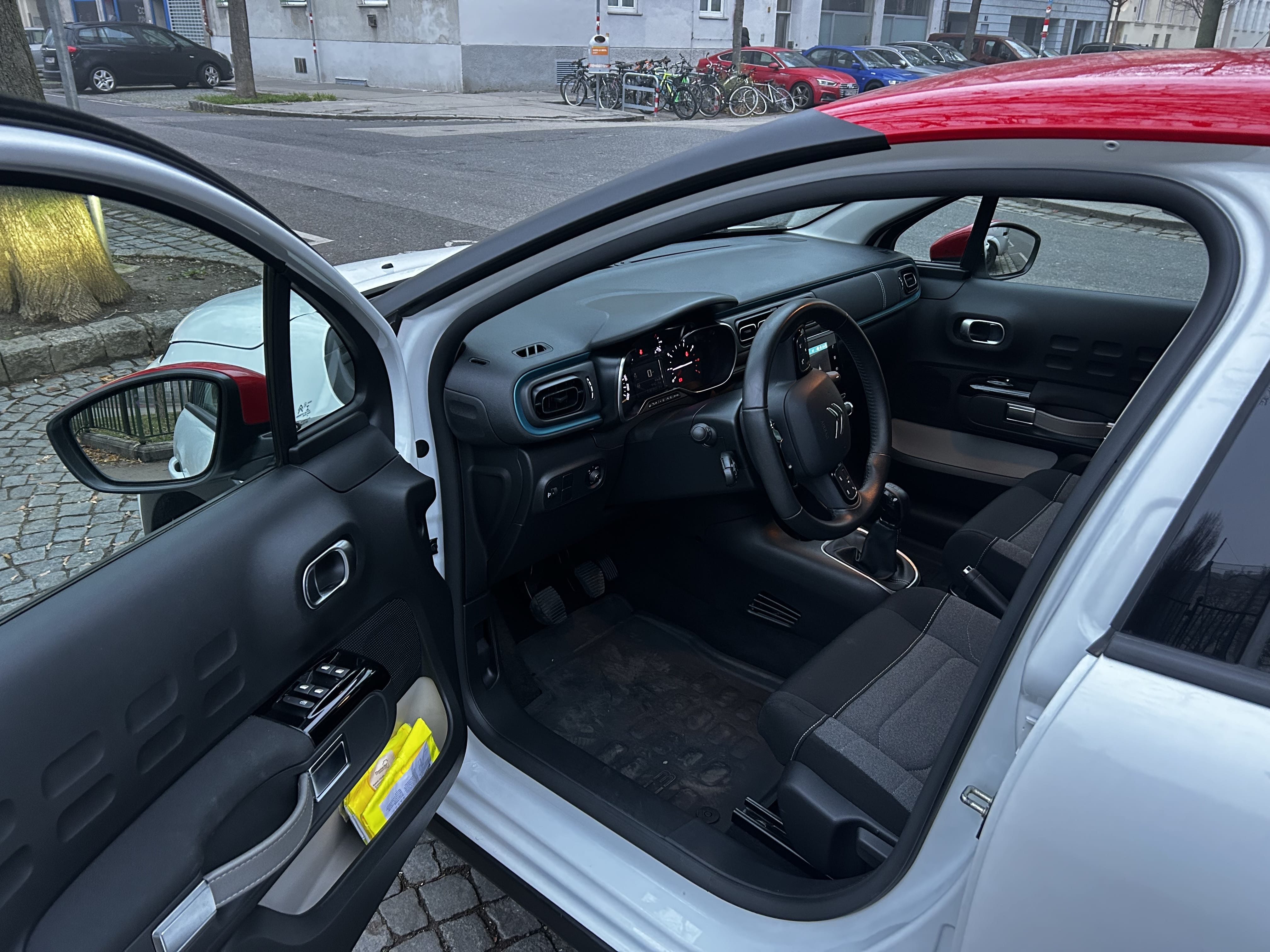 Citroen C3 mit Kindersitz