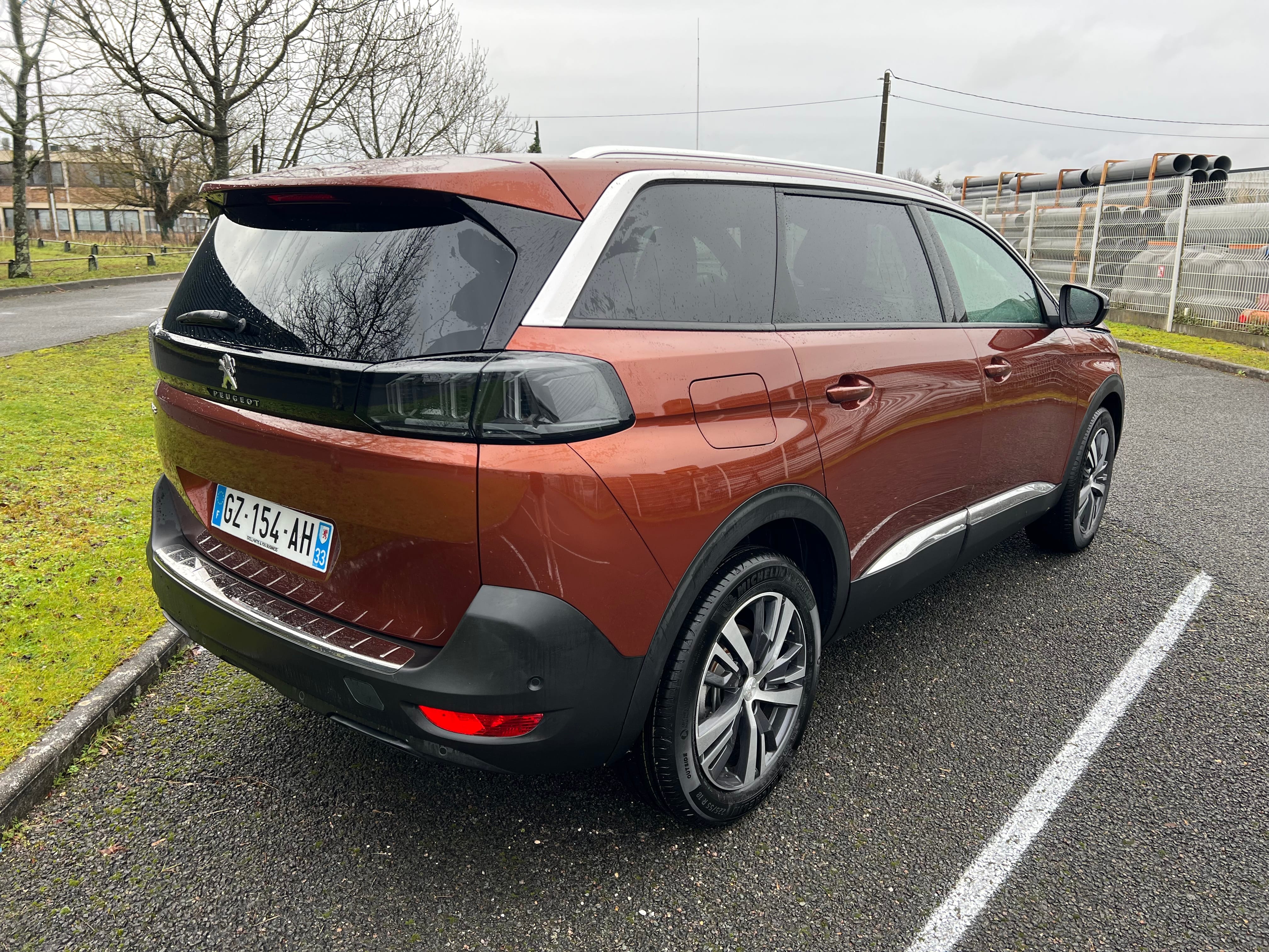 Peugeot 5008 avec GPS