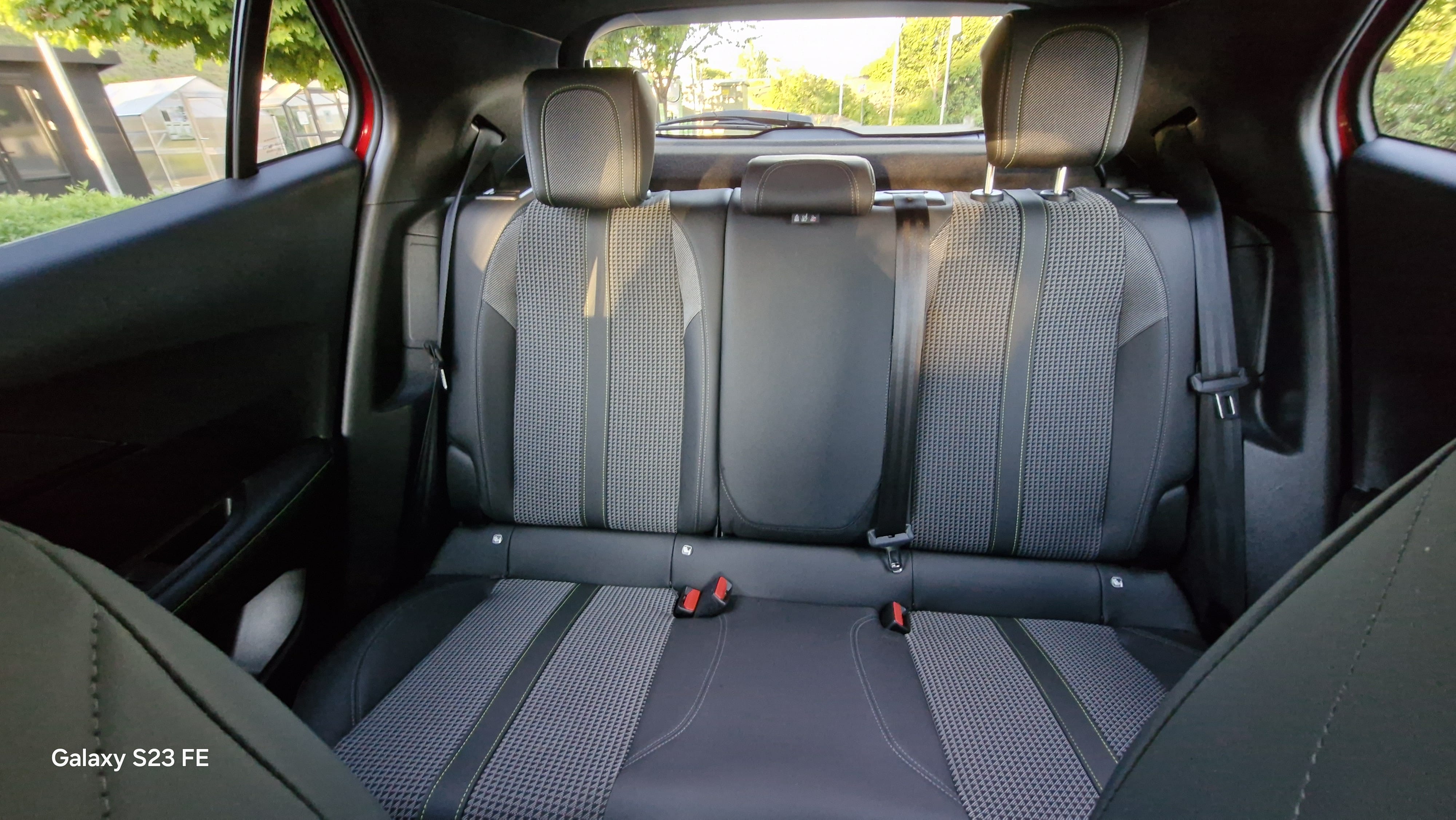 Peugeot 2008 mit Kindersitz